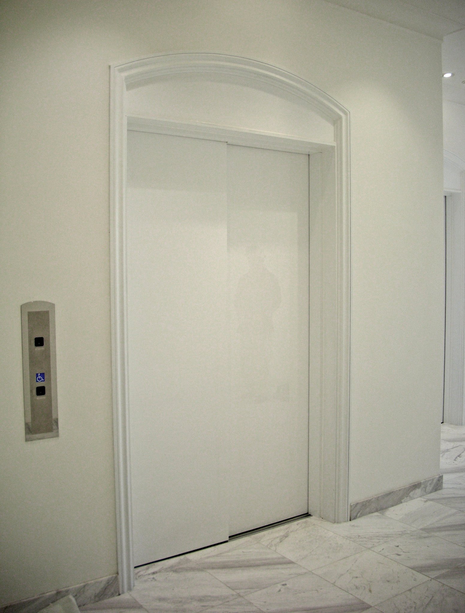 専門学校 ｴﾚﾍﾞｰﾀｰ三方枠（大阪市北区）