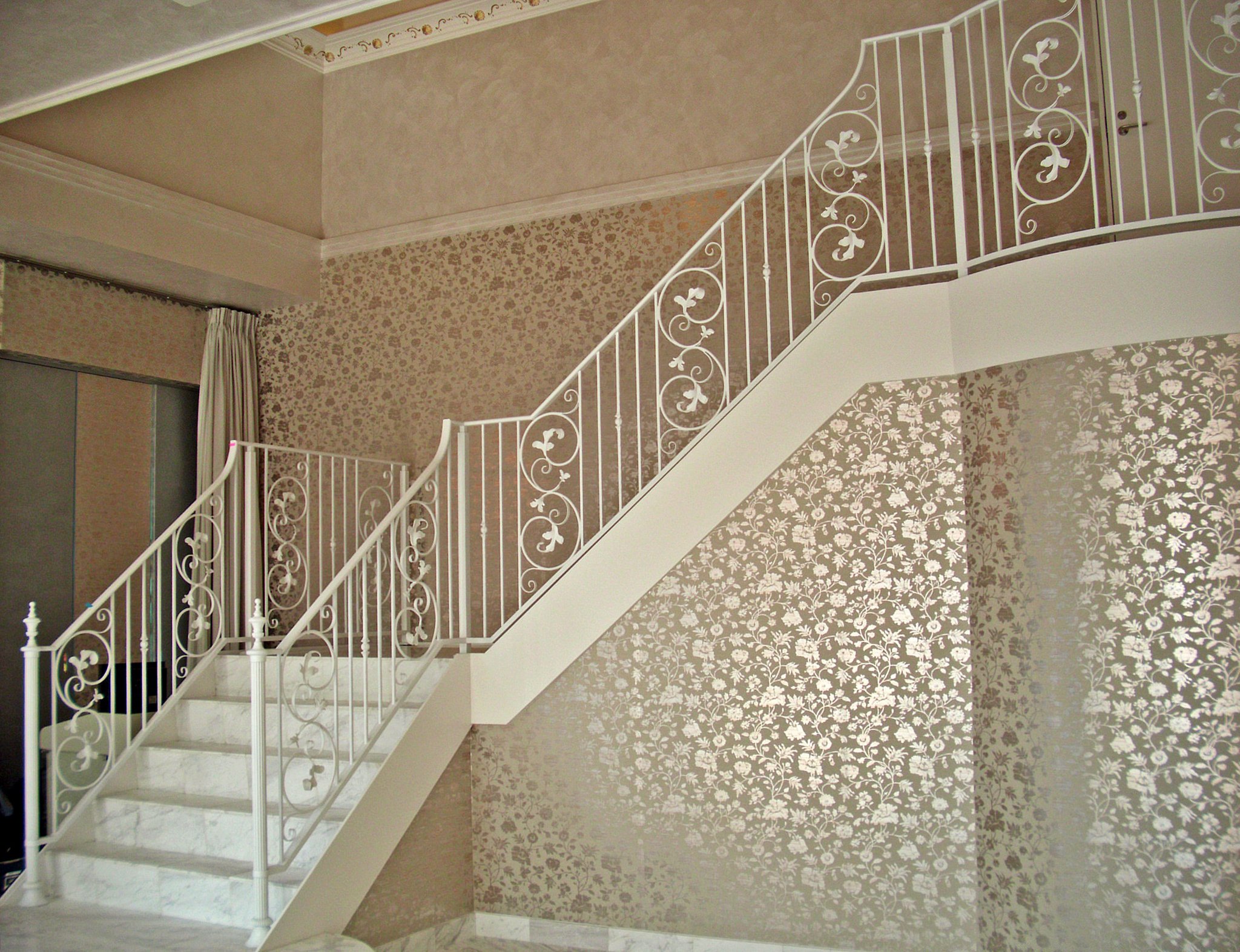 専門学校 室内階段（大阪市北区）