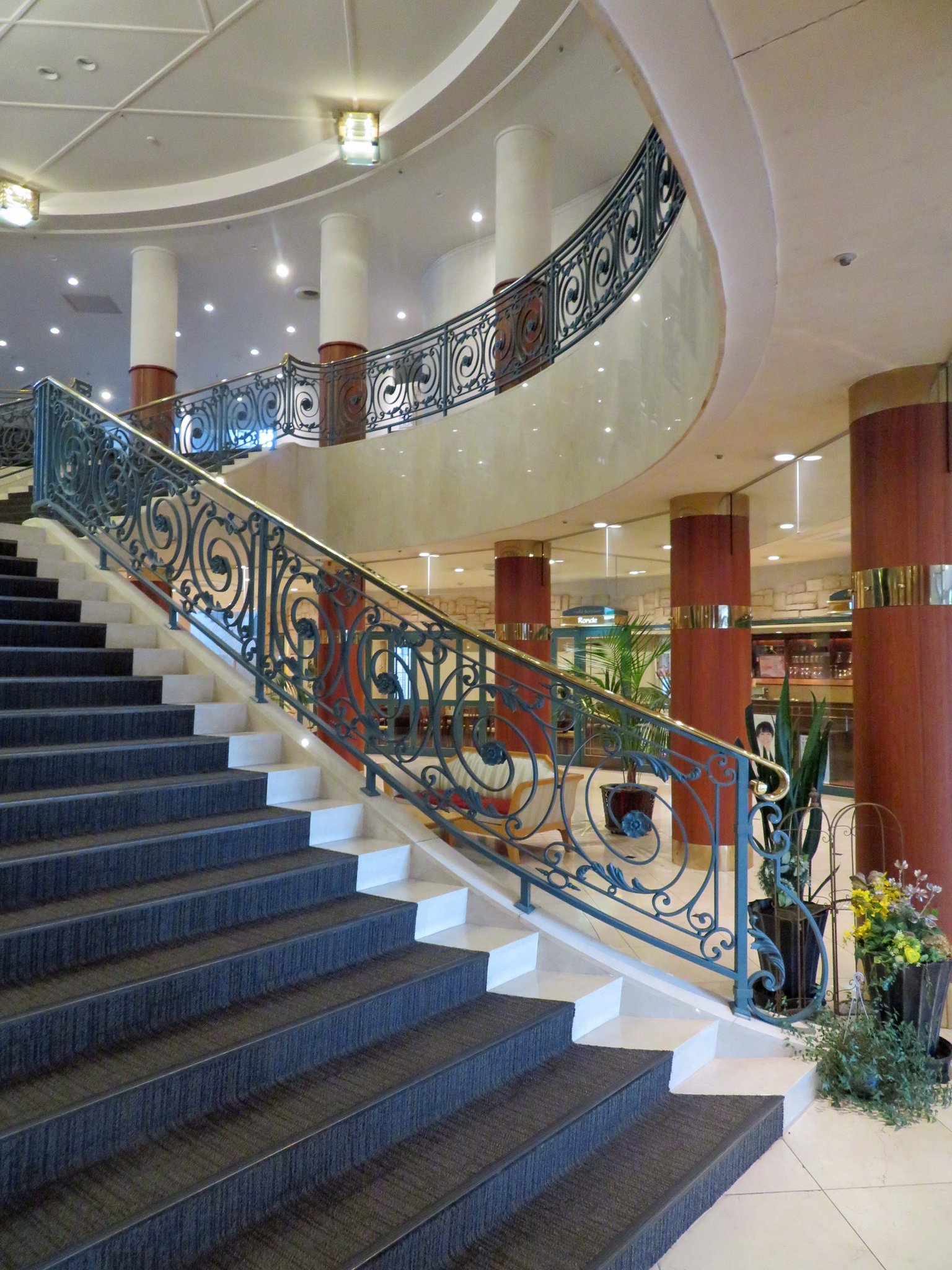 BELL CLASSIC 結婚式場 階段手摺（旭川市）