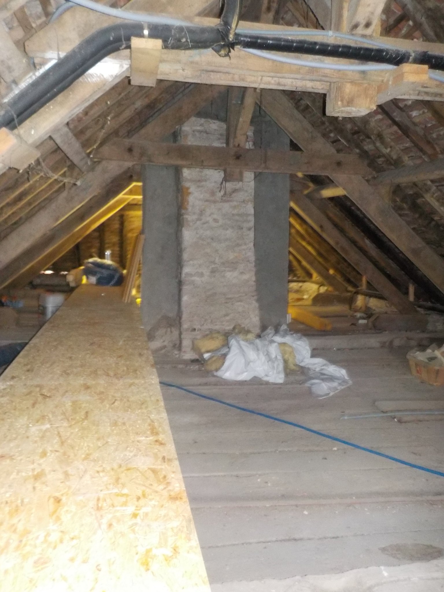 après restauration de la toiture - pose d'une passerelle d'accès pour entretien dans les combles