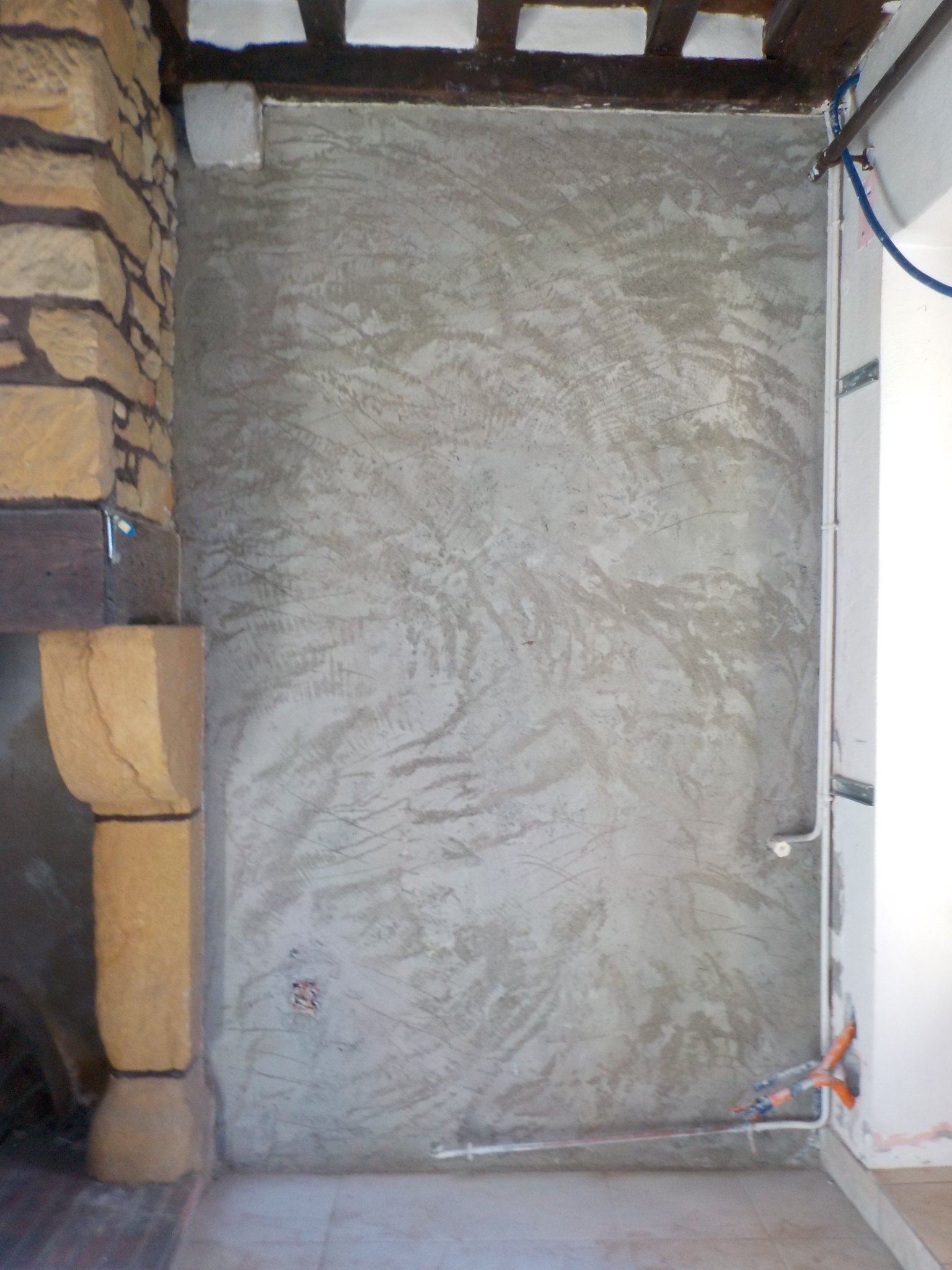 salon : l'enduit ciment a été retiré - 1ère couche d'enduit de chaux