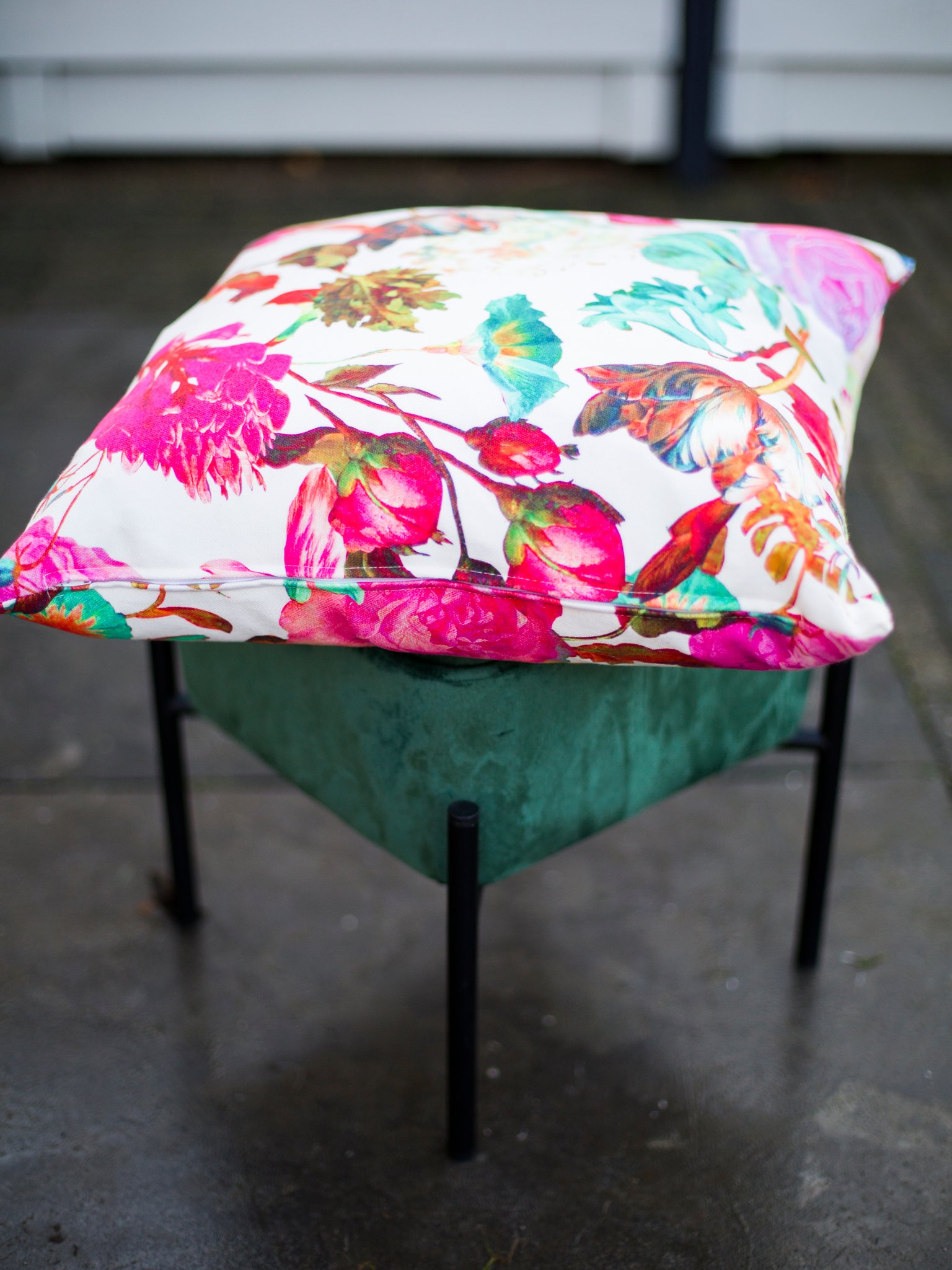 Kussen met krukje - Kussen aangeboden door Building Colours.