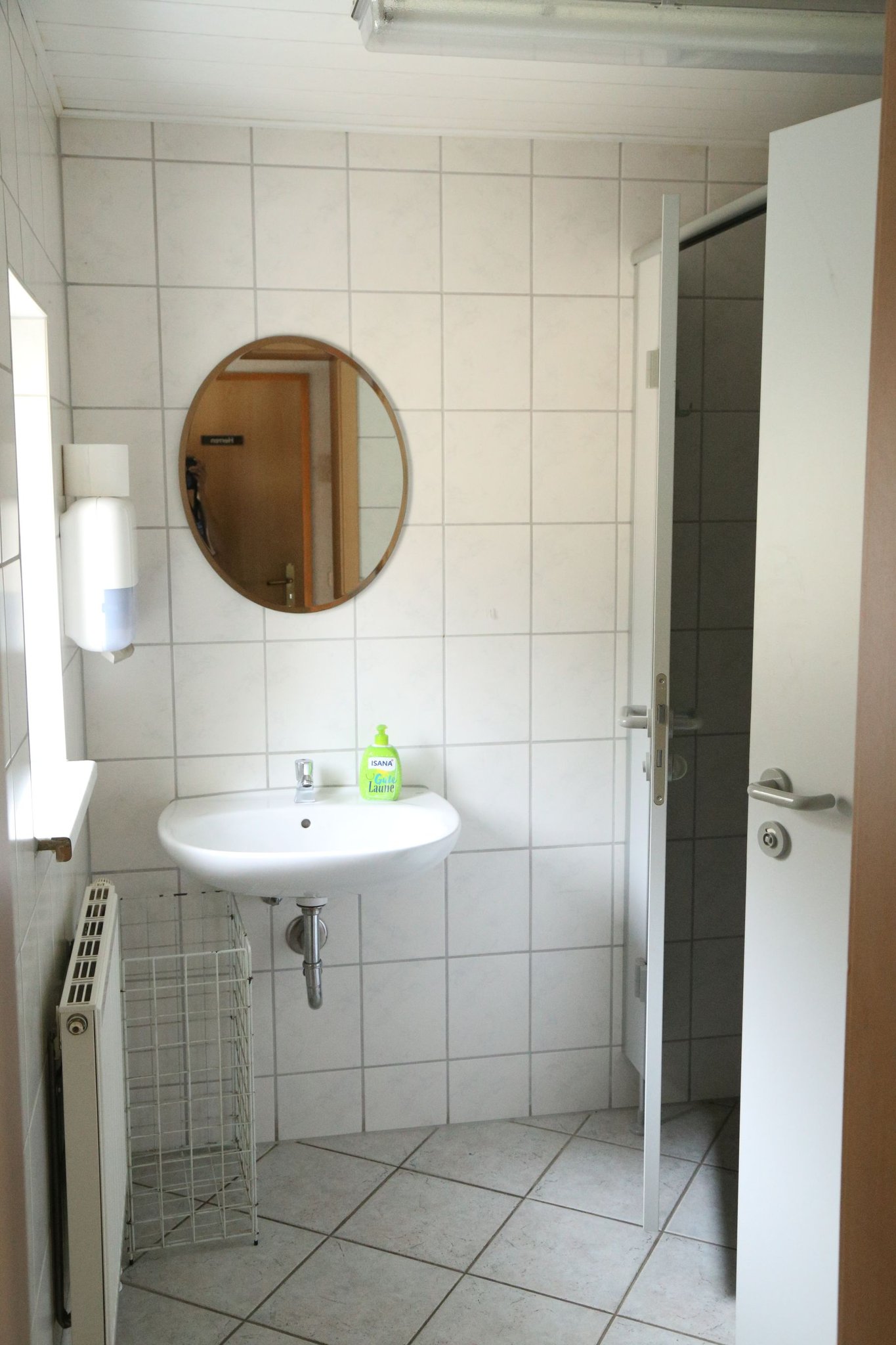 Das Warehouse glänzt mit einem sehr sauberen Toilettenbereich.