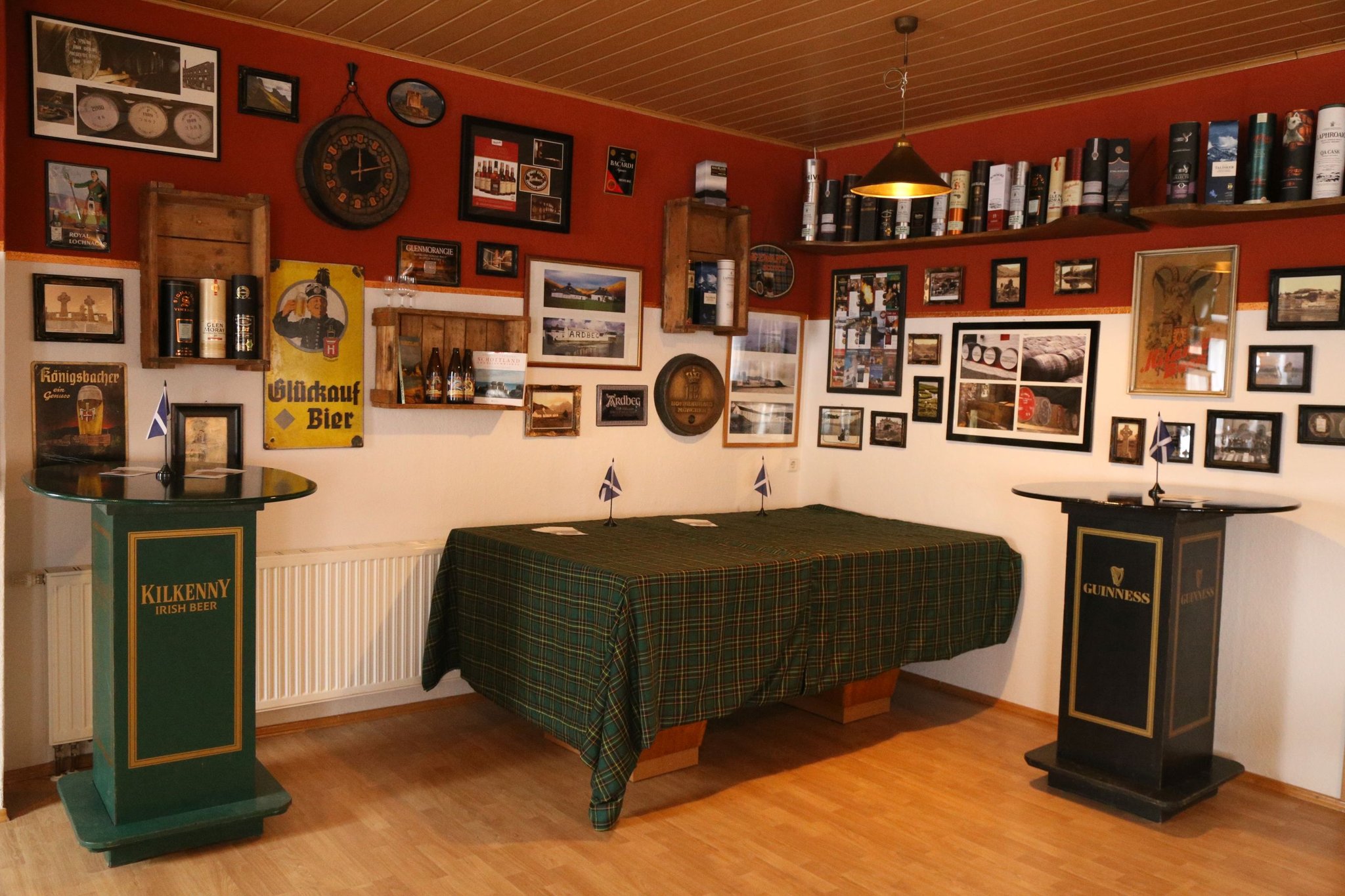 Pubflair wird bei uns im Warehouse groß geschrieben. Der Billardtisch kann als Buffet genutzt werden