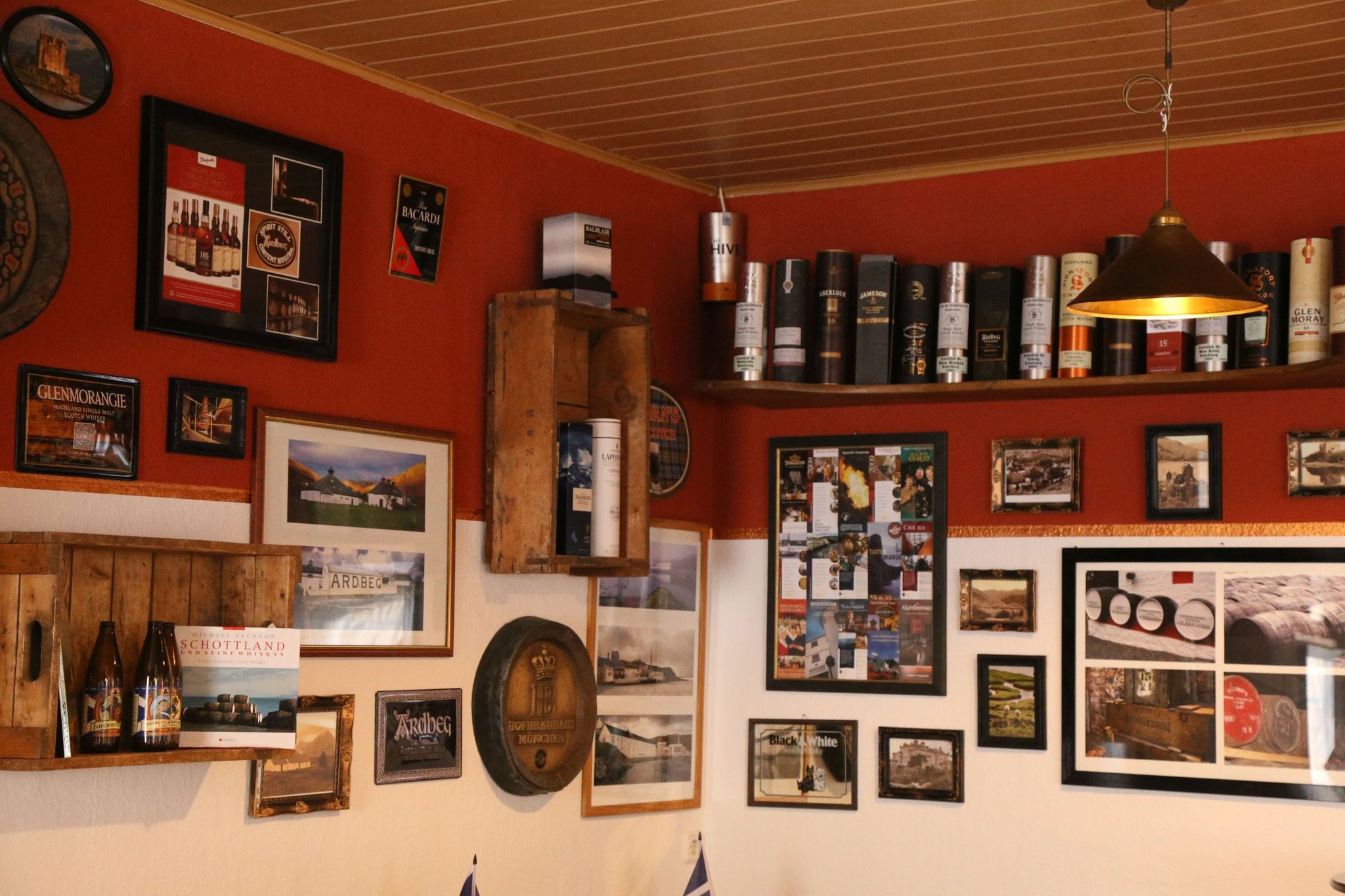 Deko mit Bezug zu Whisky, Bier und Schottland