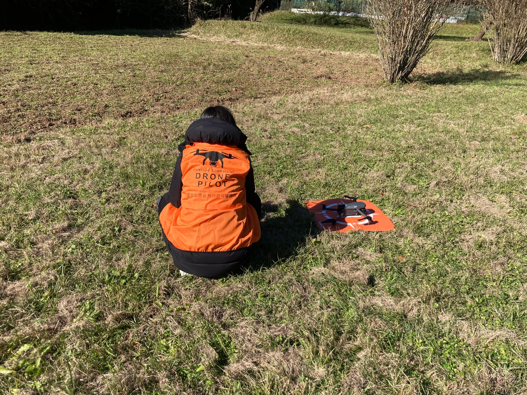 ドローンパイロットのゼッケンを着用する大木氏