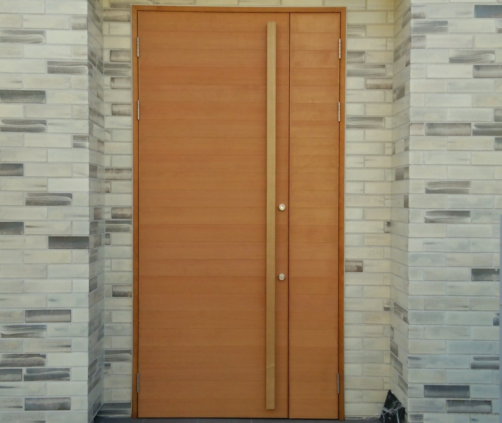 玄関横板貼り親子ドア