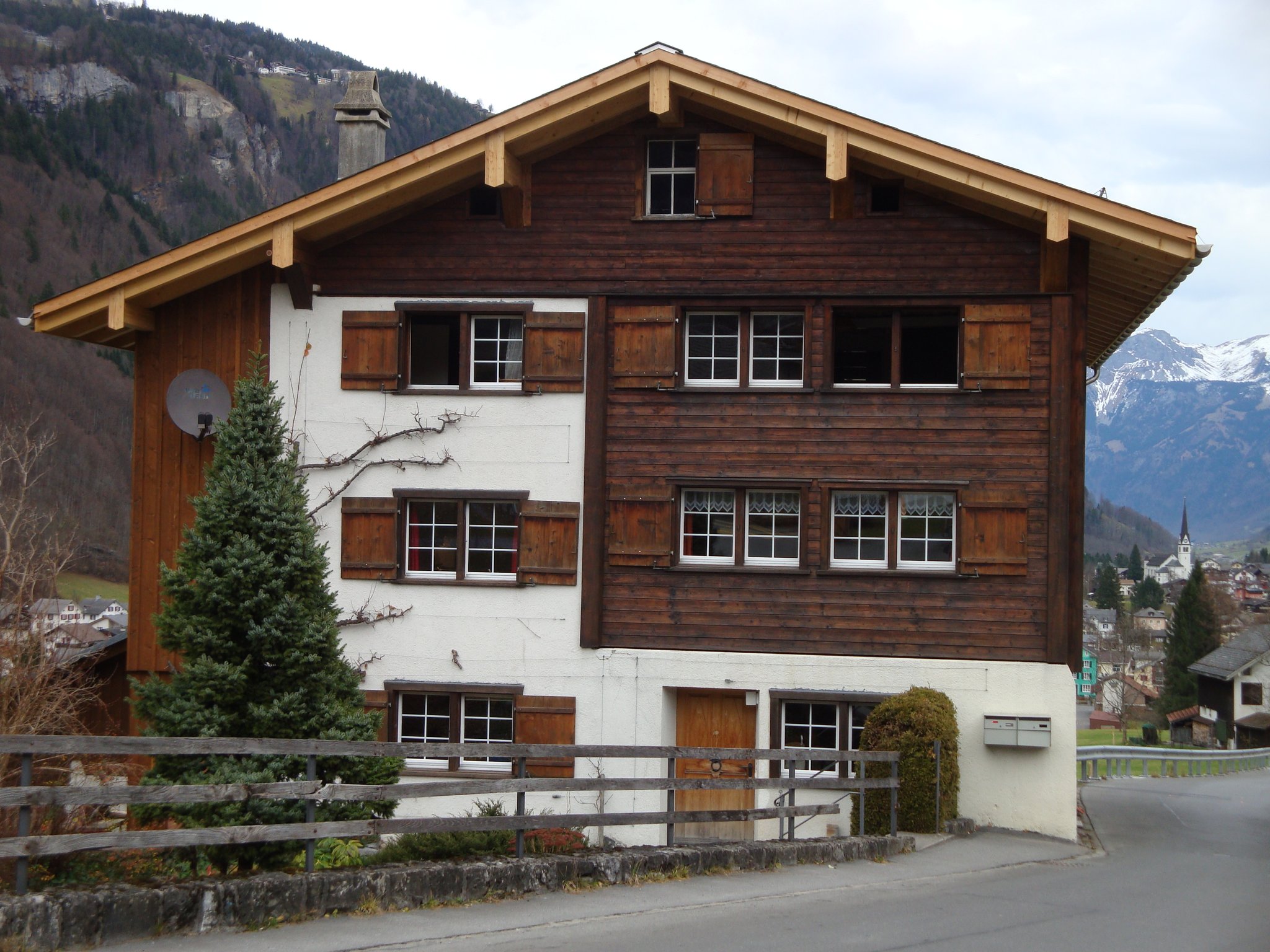 Fassade/neuer Dachstuhl neu, Linthal