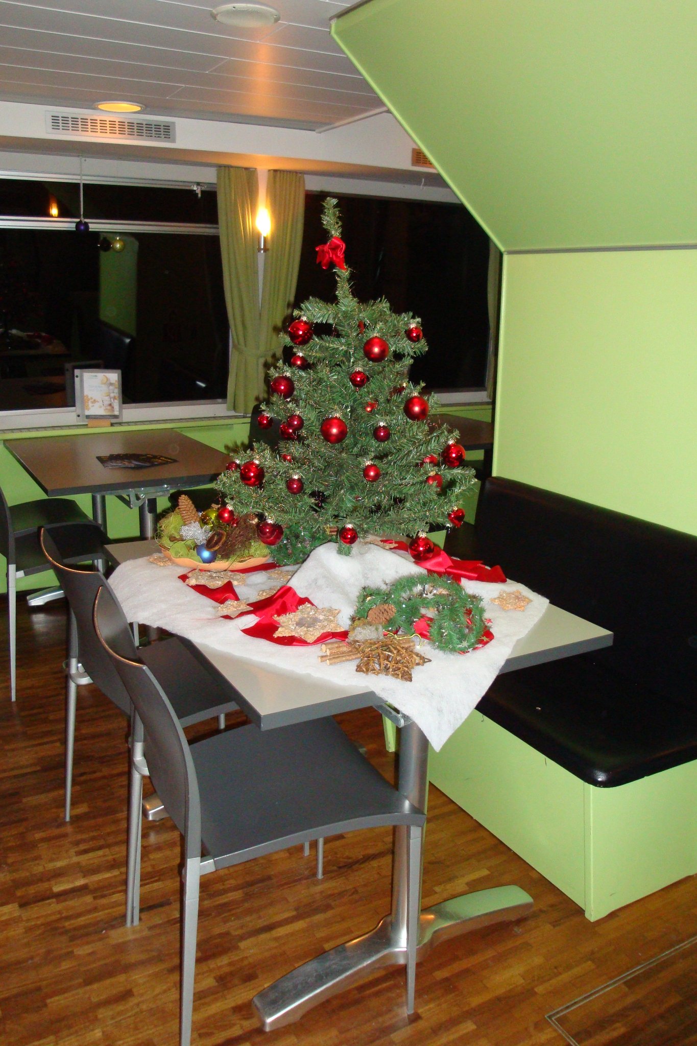 Der Weihnachtsbaum sorgt für weihnachtliche Stimmung.