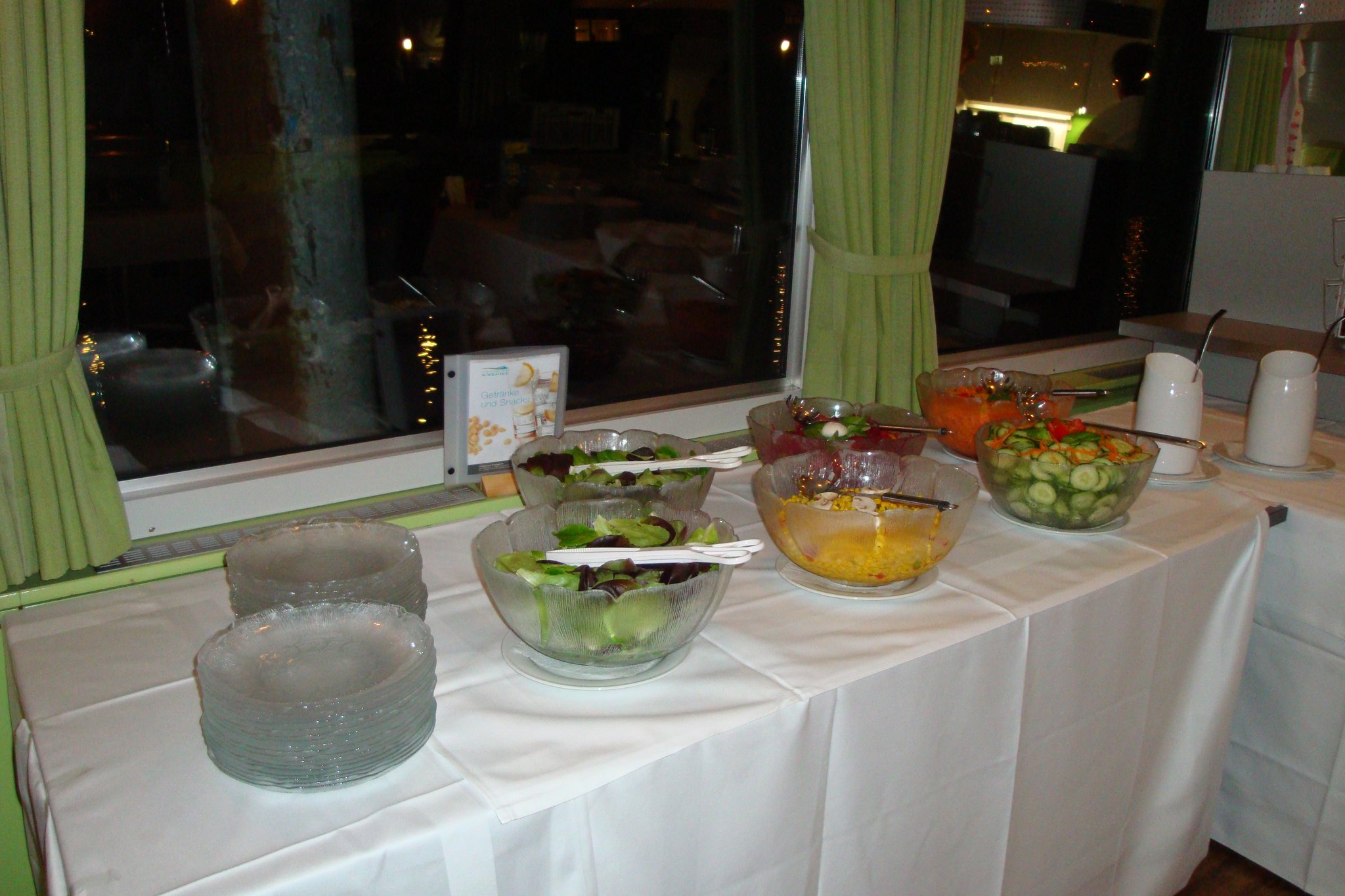 ... und das Salatbuffet ist schon angerichtet.