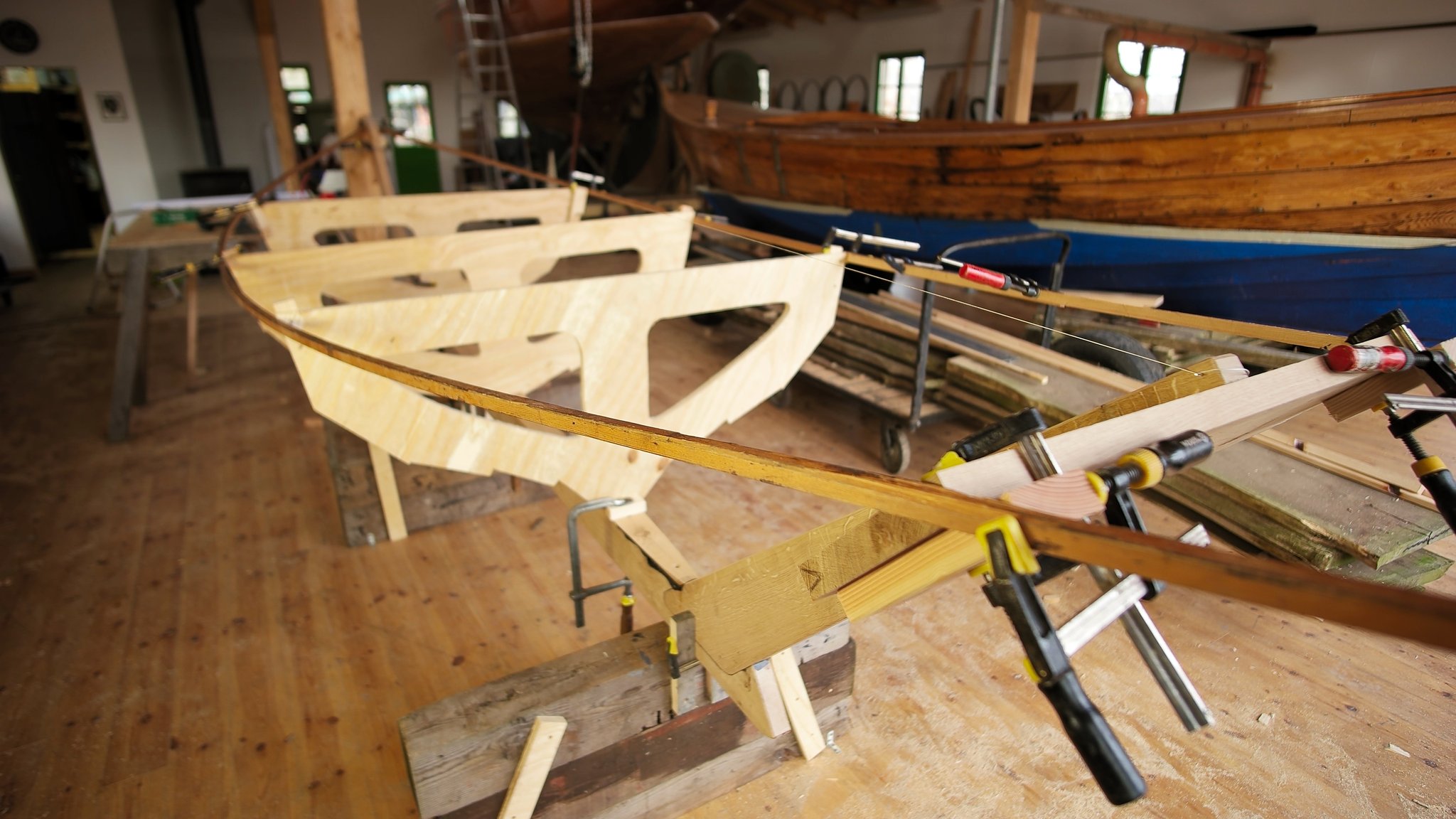 Kiellegung eines geklinkerten Holzbootes