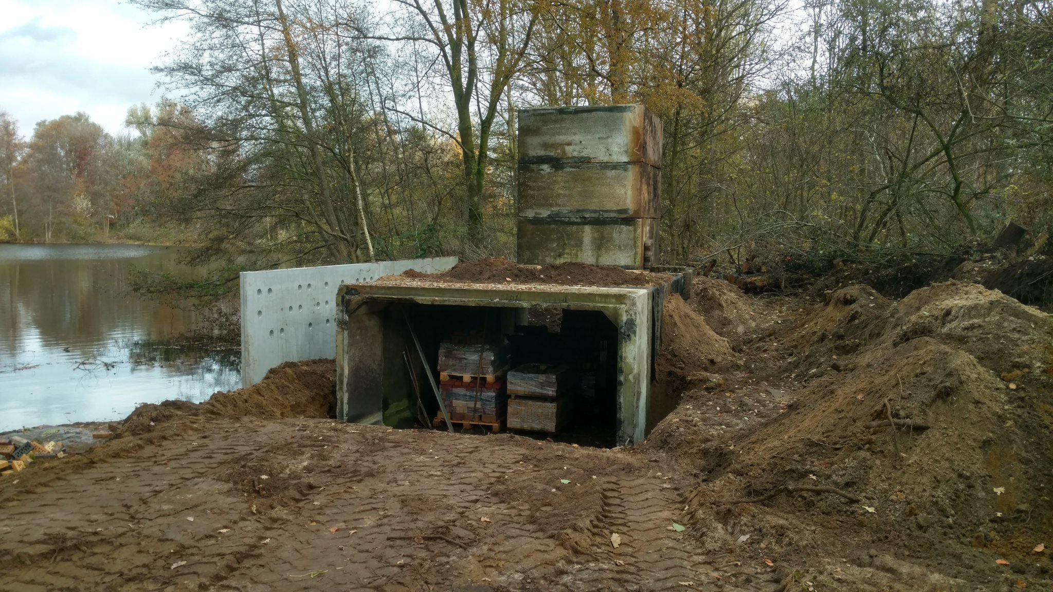 Realisatie oeverzwaluwwand met vleermuiskelder en vleermuistoren.