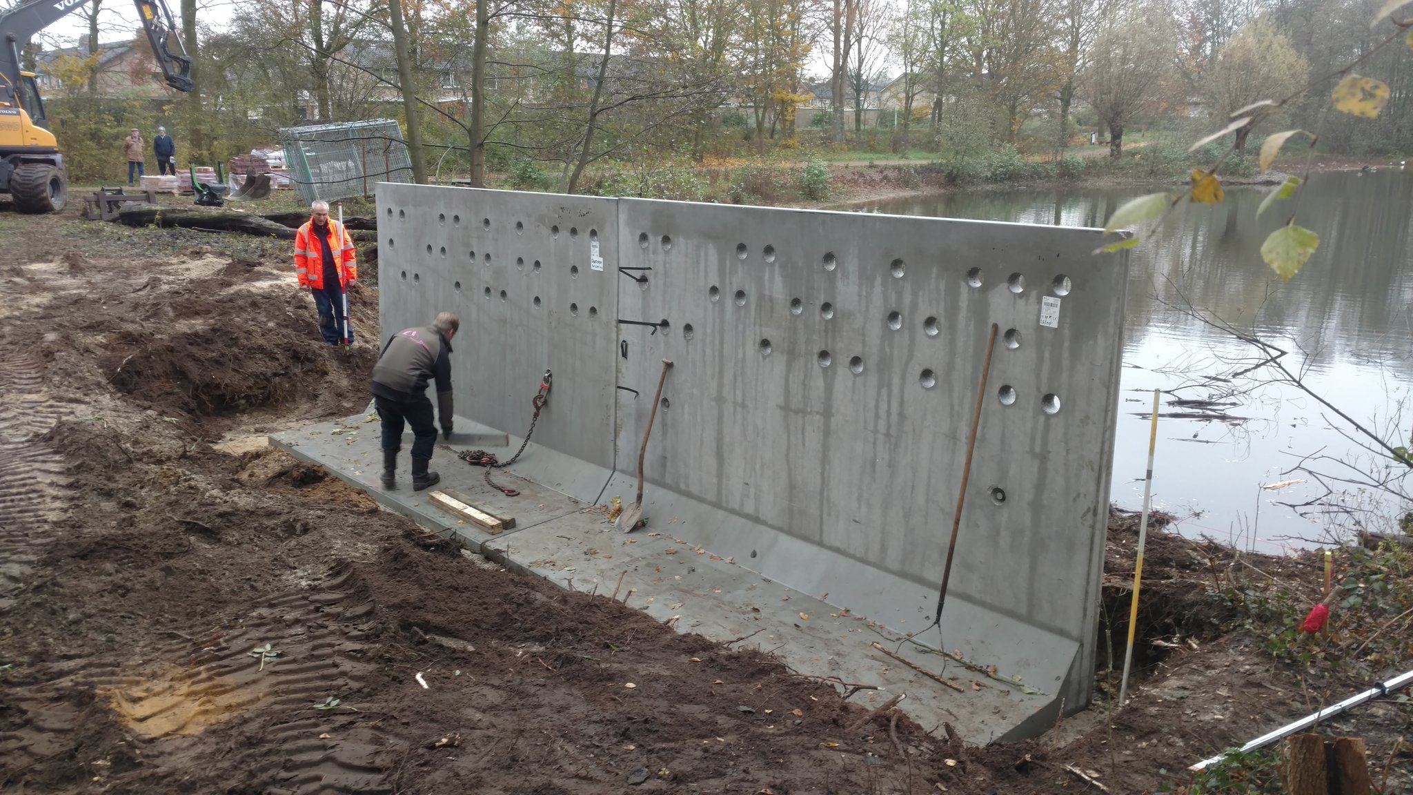 Realisatie oeverzwaluwwand met vleermuiskelder en vleermuistoren.