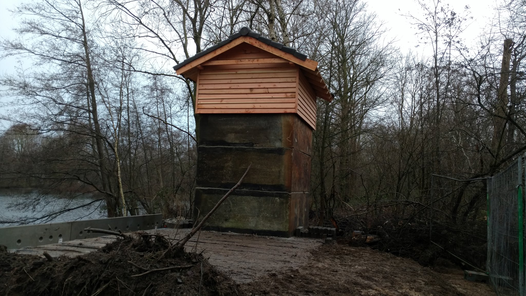 In aanbouw zijnde vleermuistoren als zomerverblijf.