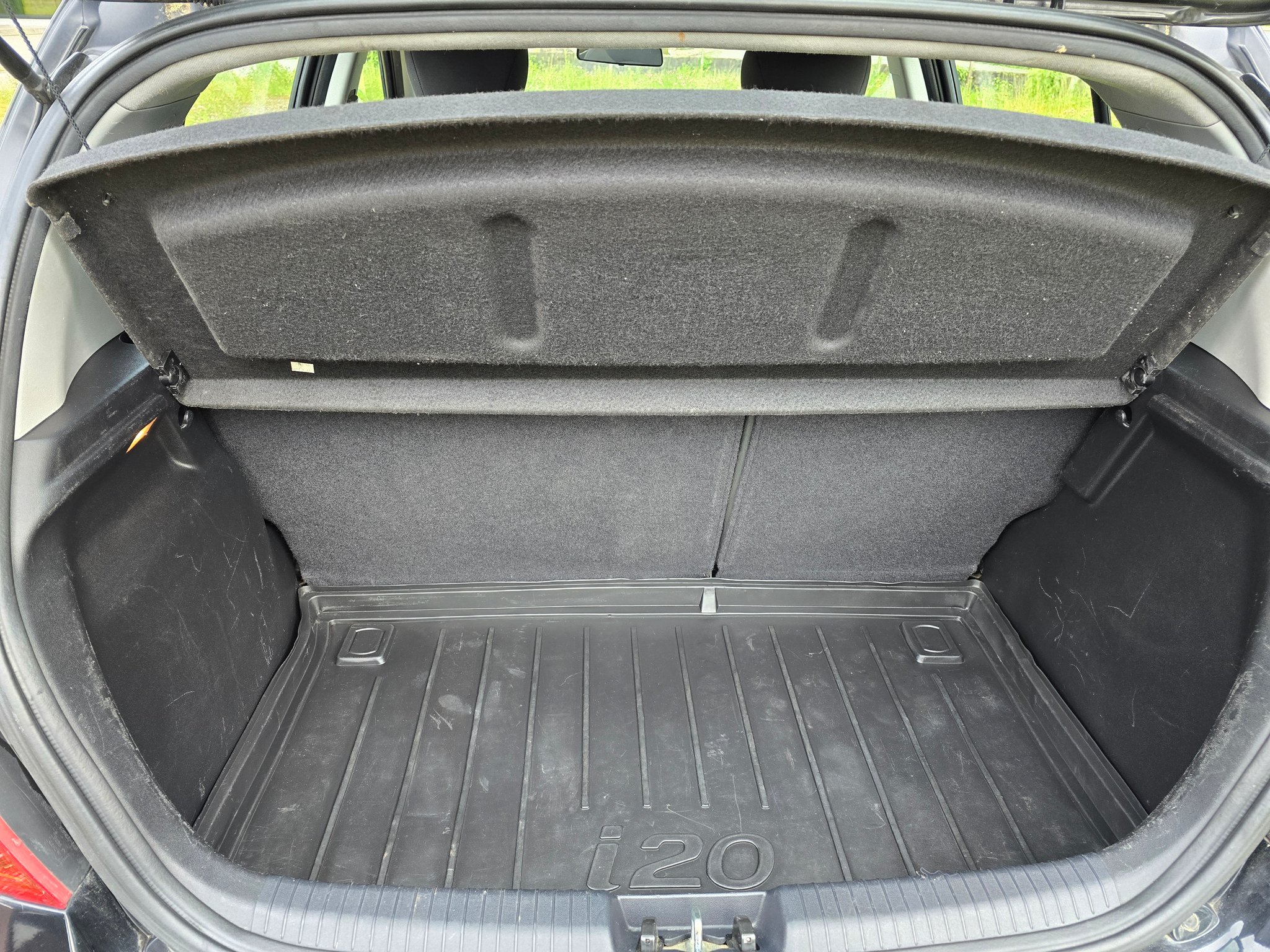 teilbarer-und abklappbarer Rücksitz