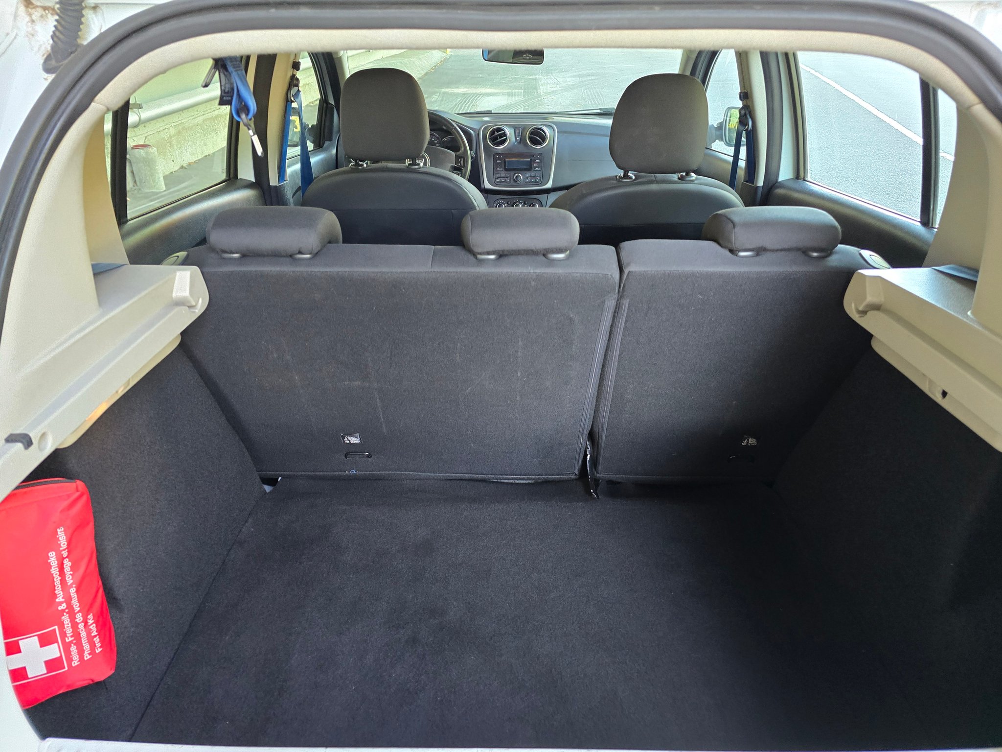 teilbarer- und abklappbarer Rücksitz