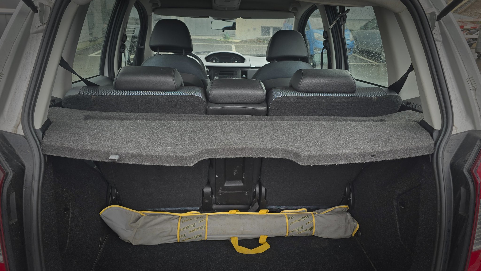 Rücksitzlehne geteilt abklappbar