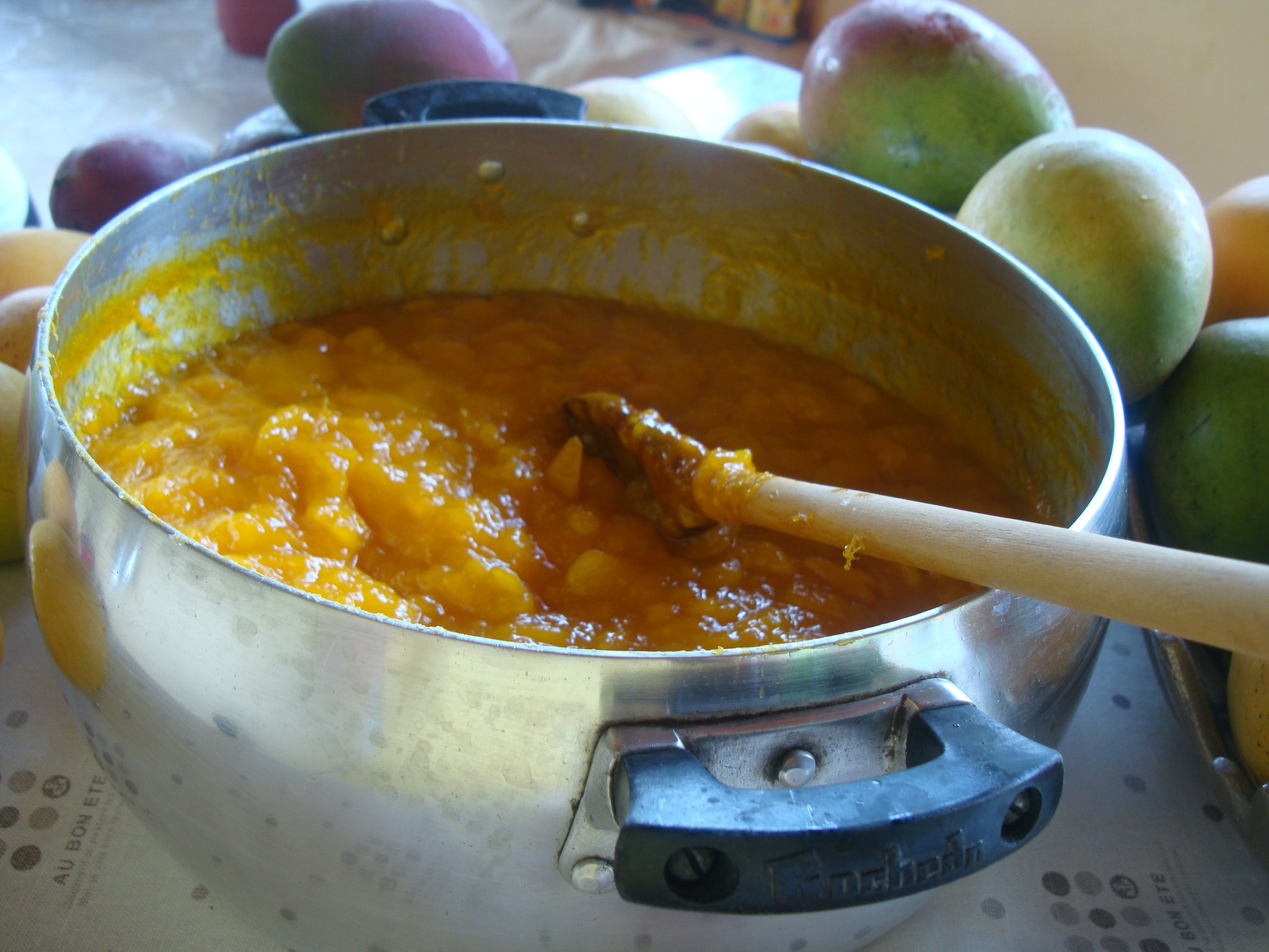 水を一切加えず、どんどん煮詰めているところ。