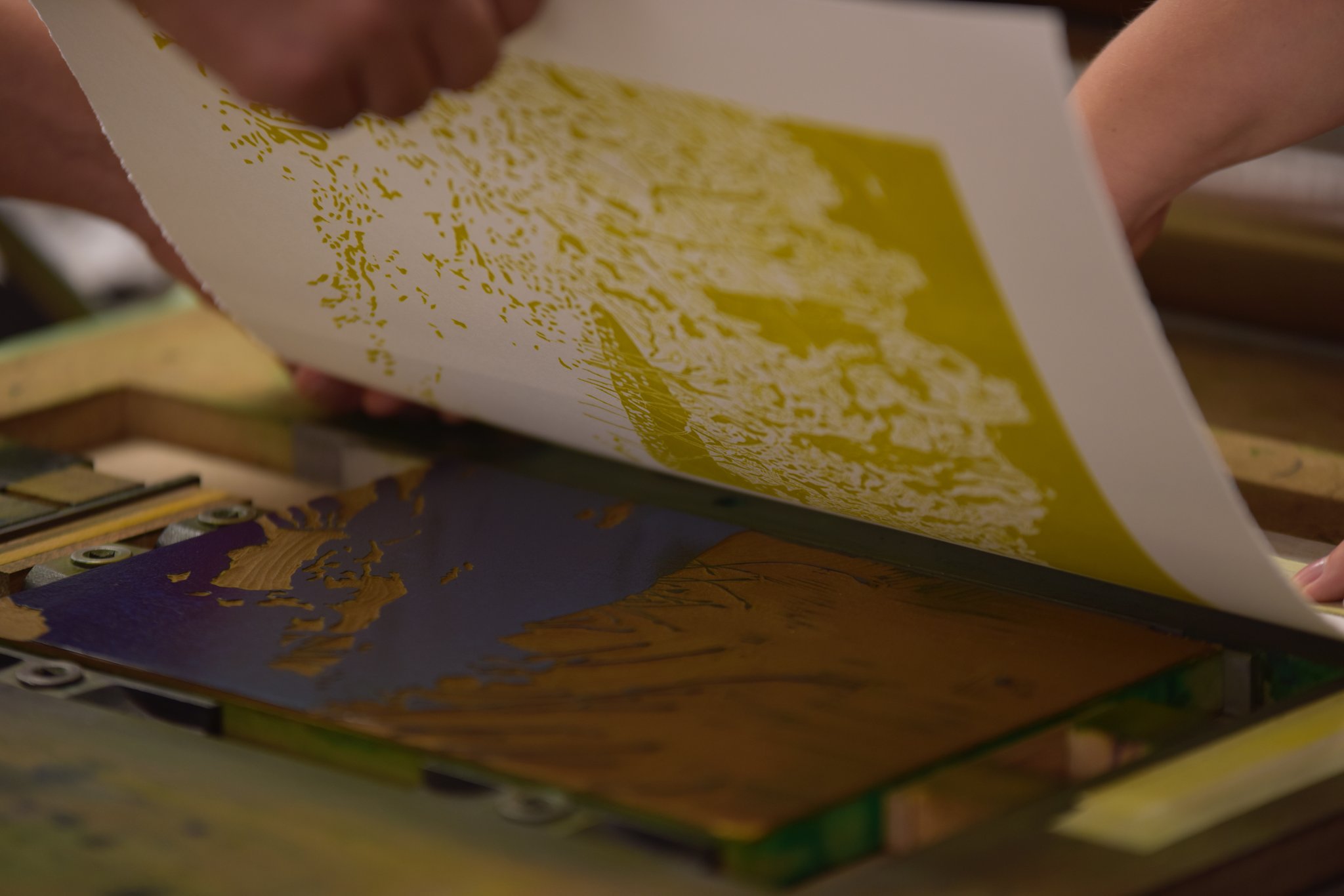 Papier "Gelb" auf "Blau" auflegen.