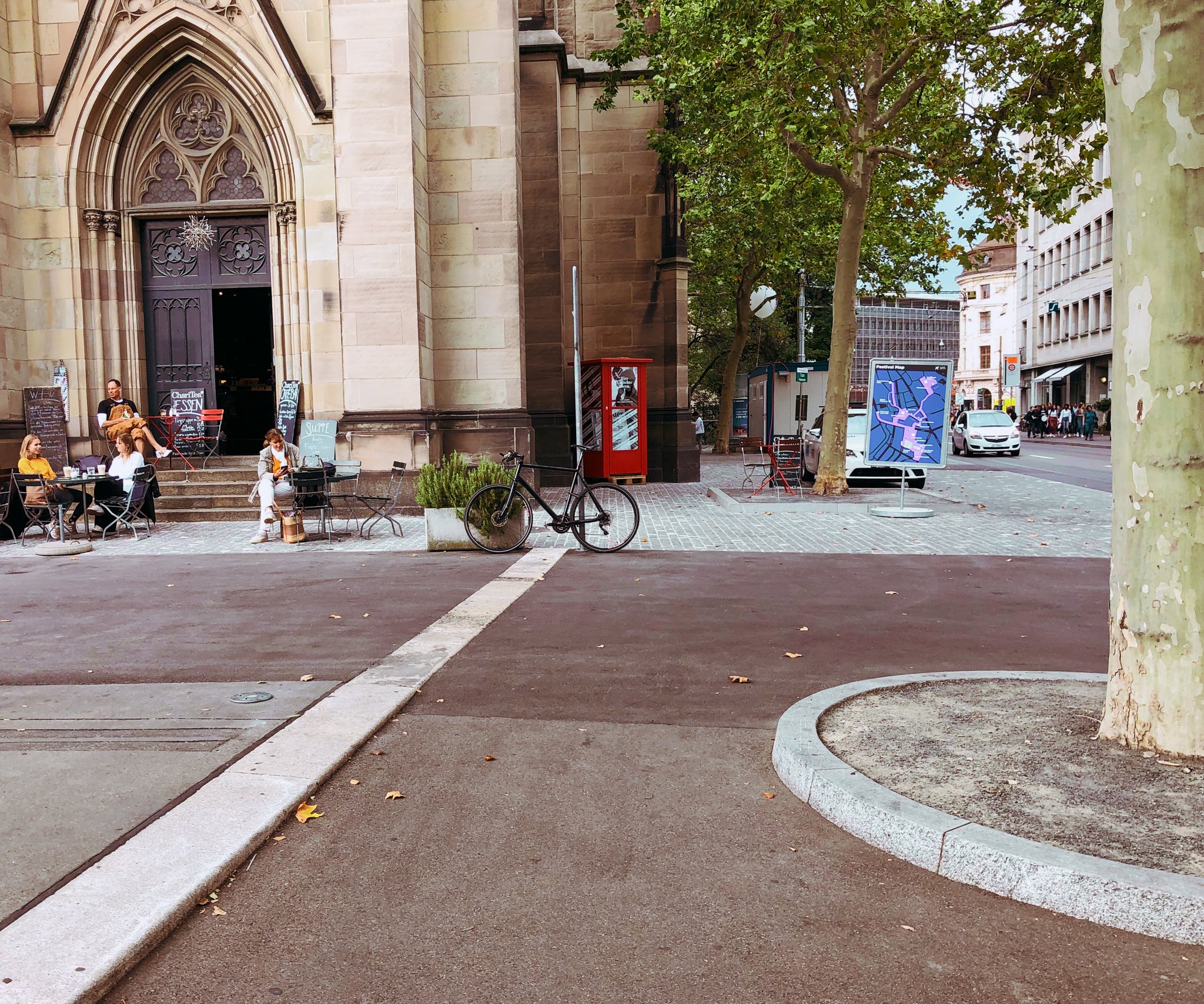 Während der ersten offiziellen Laufzeit der Poesie-Hotline von 7.–15. September 2019 darf die Kabine bei der Elisabethenkirche bleiben.