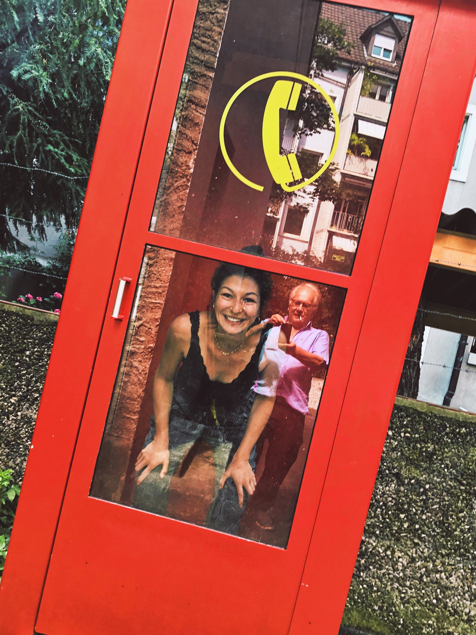 1. Etappe: Von Bern ins Kleinbasel vor die Haustüre. Schnappschuss nach der Ankunft der alten, rot angestrichenen PTT Telefonkabine im Juli 2019.