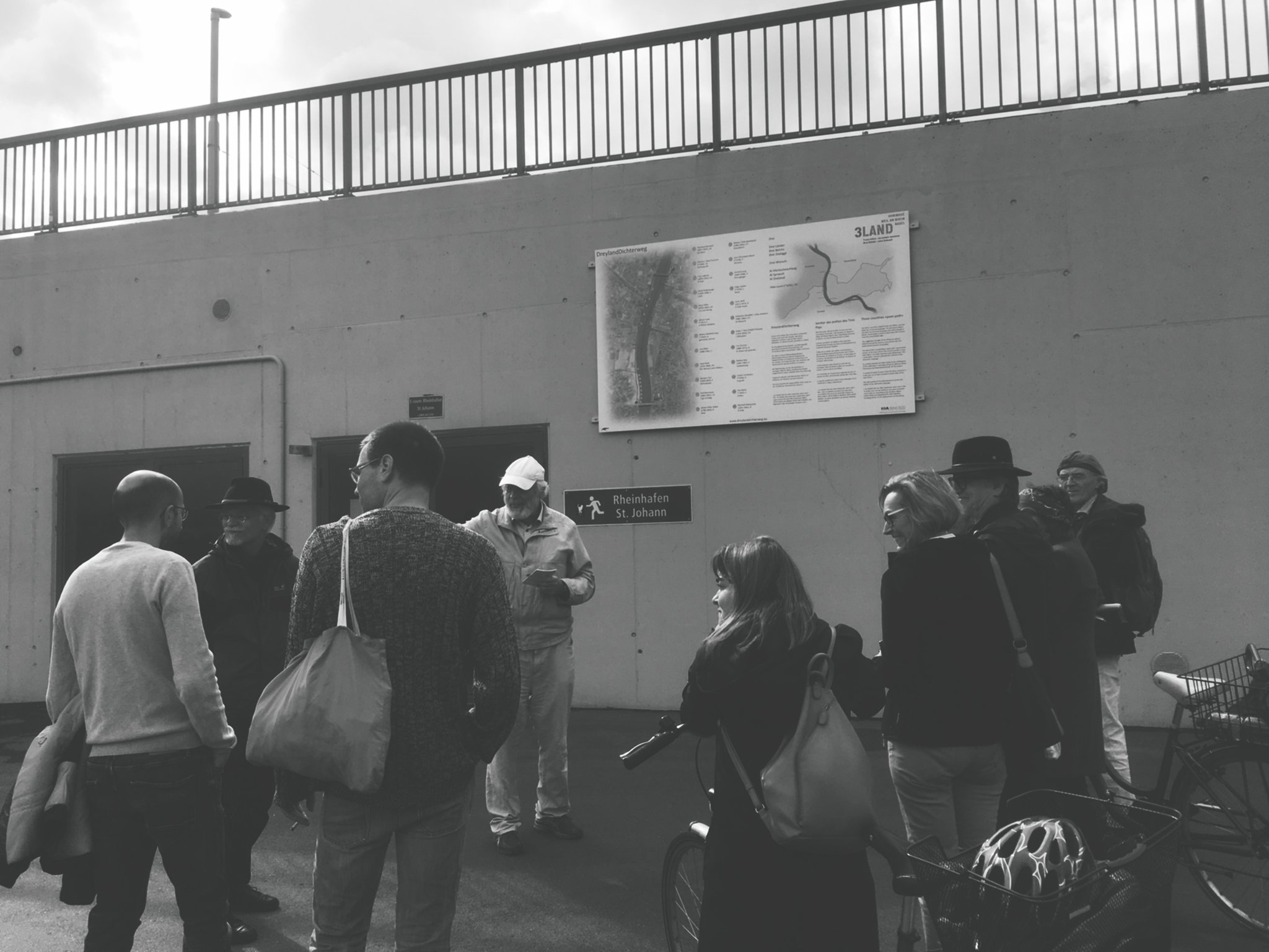 Die Führung übernimmt Hans-Jörg Renk vom Verein Elsass-Freunde Basel zusammen mit den Mundartlyrikern Markus Manfred Jung (allemannisch) und Jean-Christophe Meyer (Elsässer-Deutsch).