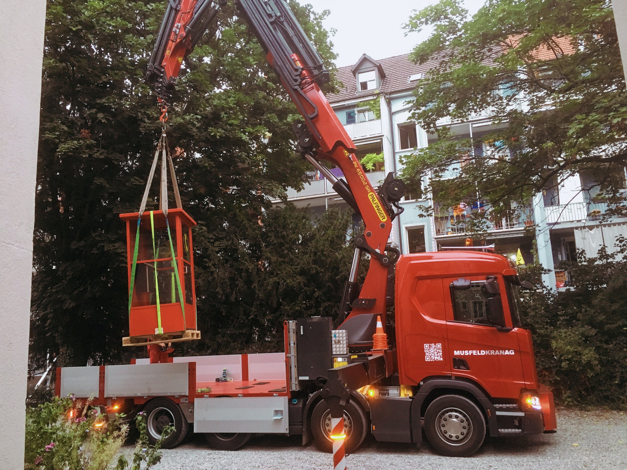 2. Etappe: Die Kabine zieht am 5.9. vom Kleinbasel zur Elisabethenkirche, für das JKF-Wochenende, an dem sie erstmals als Poesietelefonkabine zum Einsatz kommt.