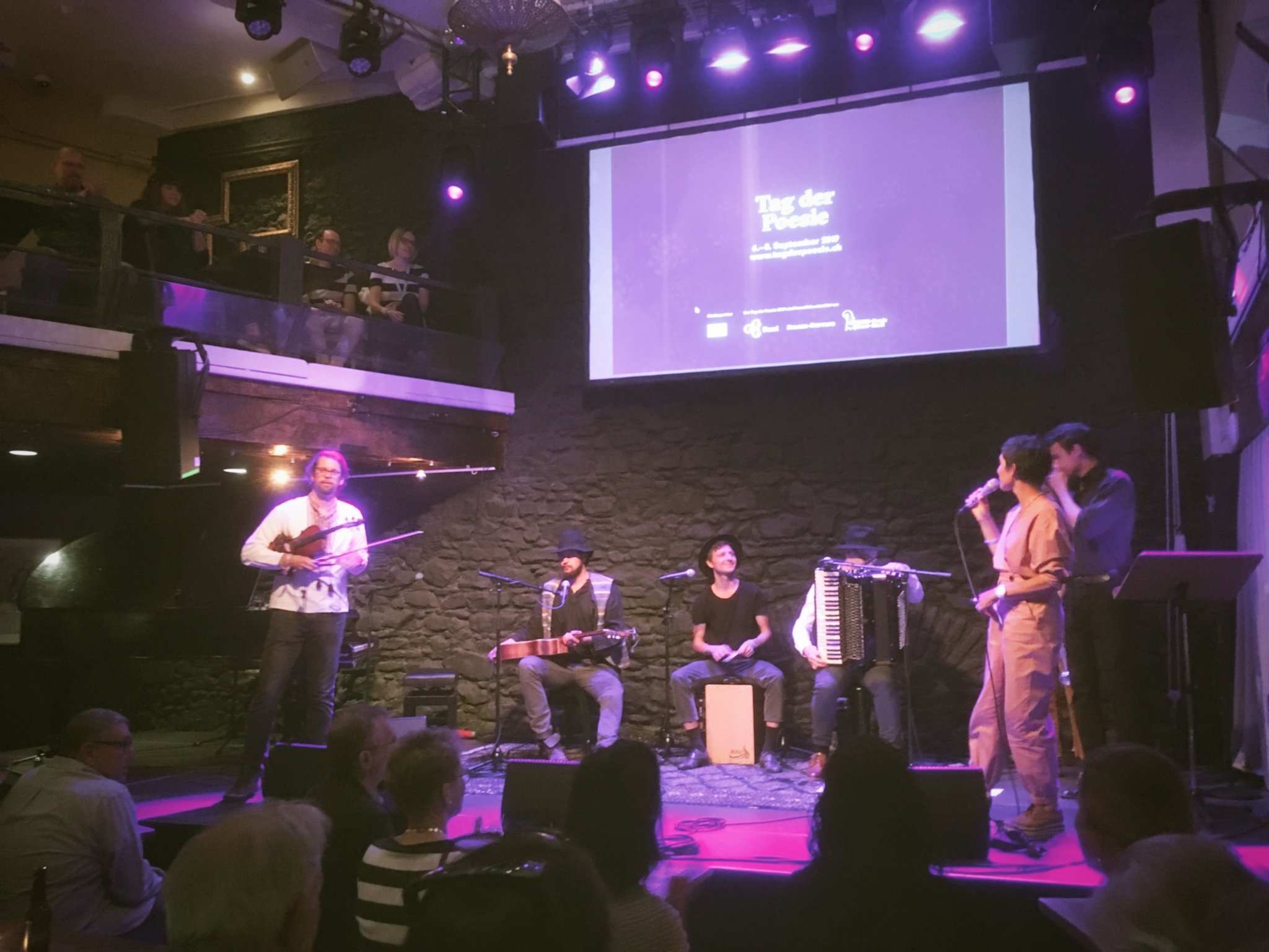 Gerahmt wird der abwechslungsreiche Abend von der Band mOST, die Moderation übernimmt Monika Schärer (SRF).