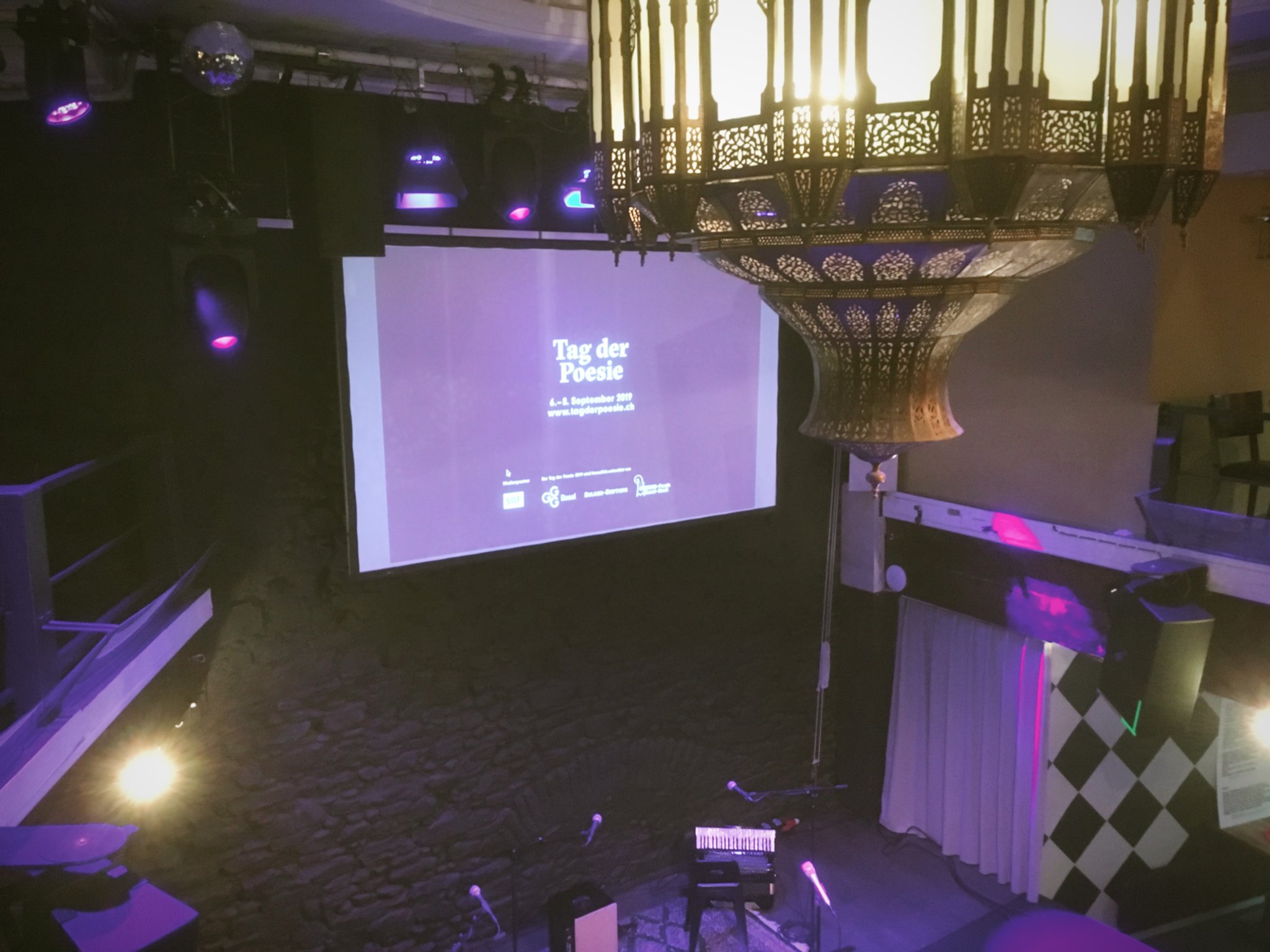 Im Atlantis ist alles bereit für das Abendprogramm, bei dem sich die beiden Teams nochmals auf der Bühne begegnen.