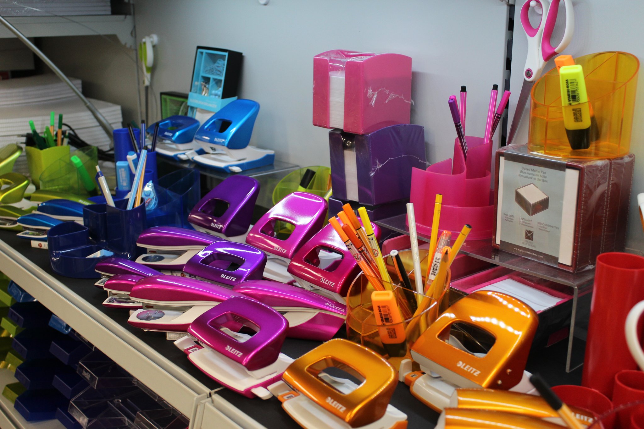 Locher, Heftapparate, Notizblock-Halter, Schere in trendigen Farben