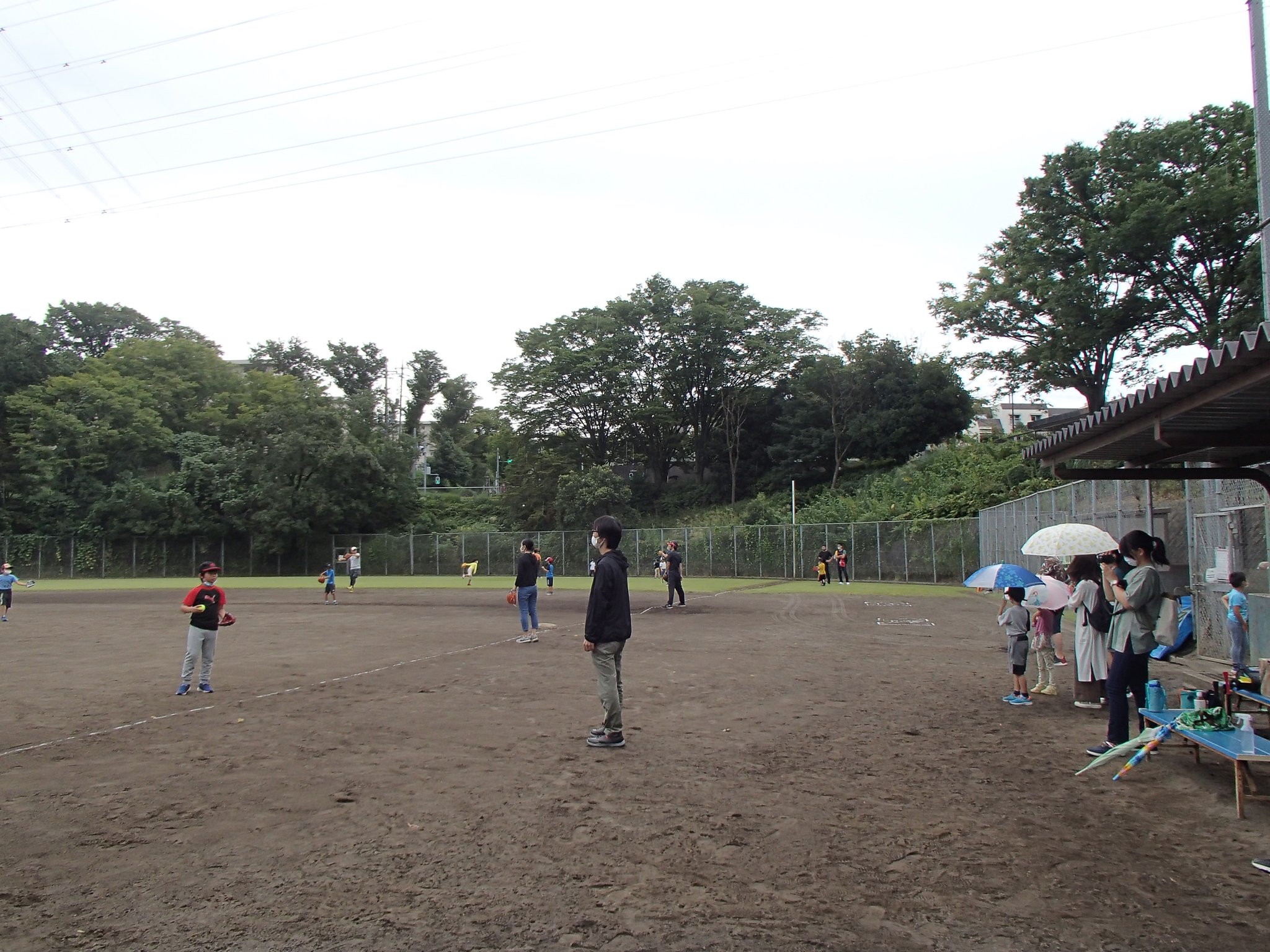 イベント開始前は保護者の方と一緒に、キャッチボールをして肩ならしです★