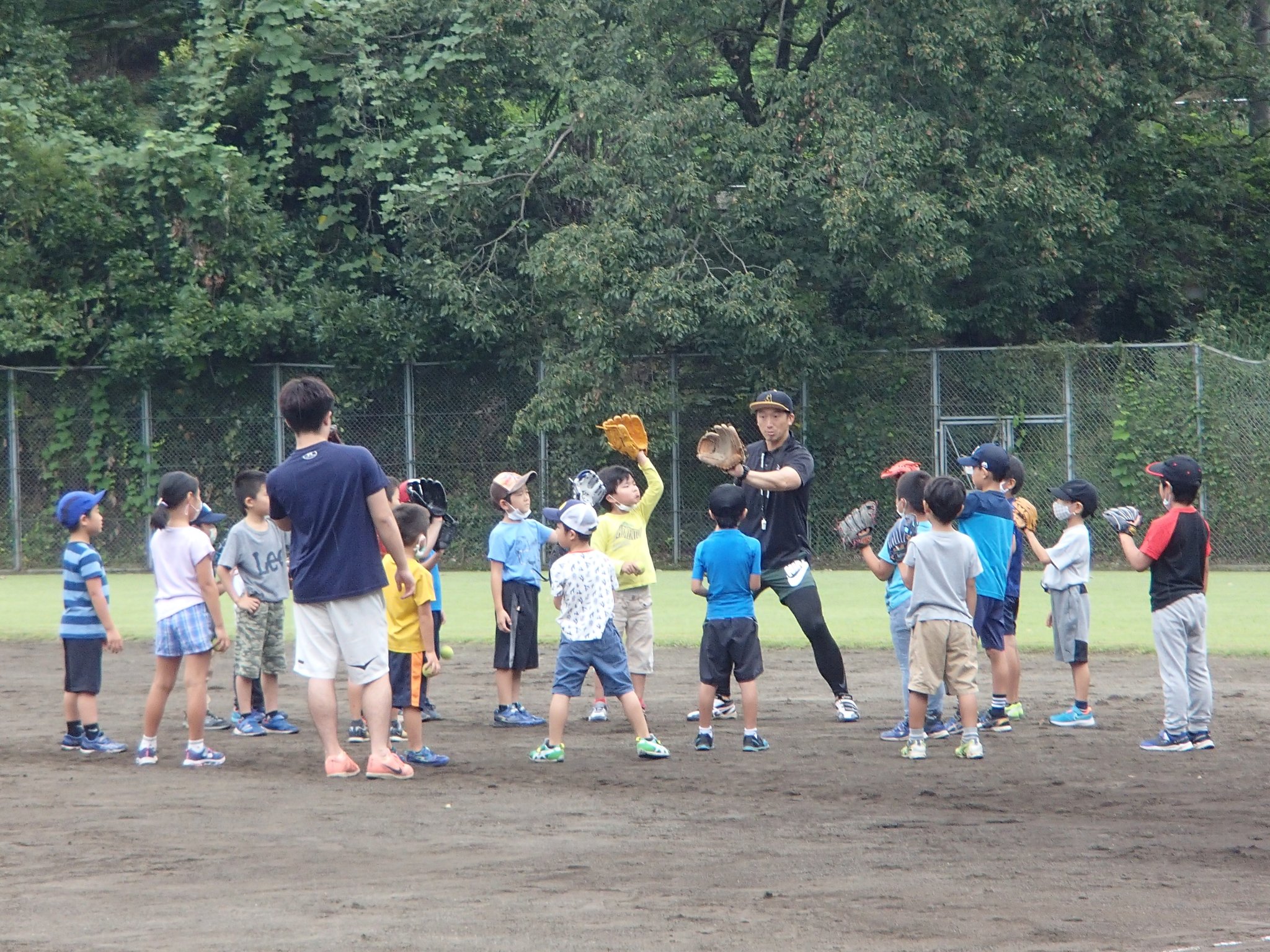 グローブでボールをキャッチする方法を学びました!
