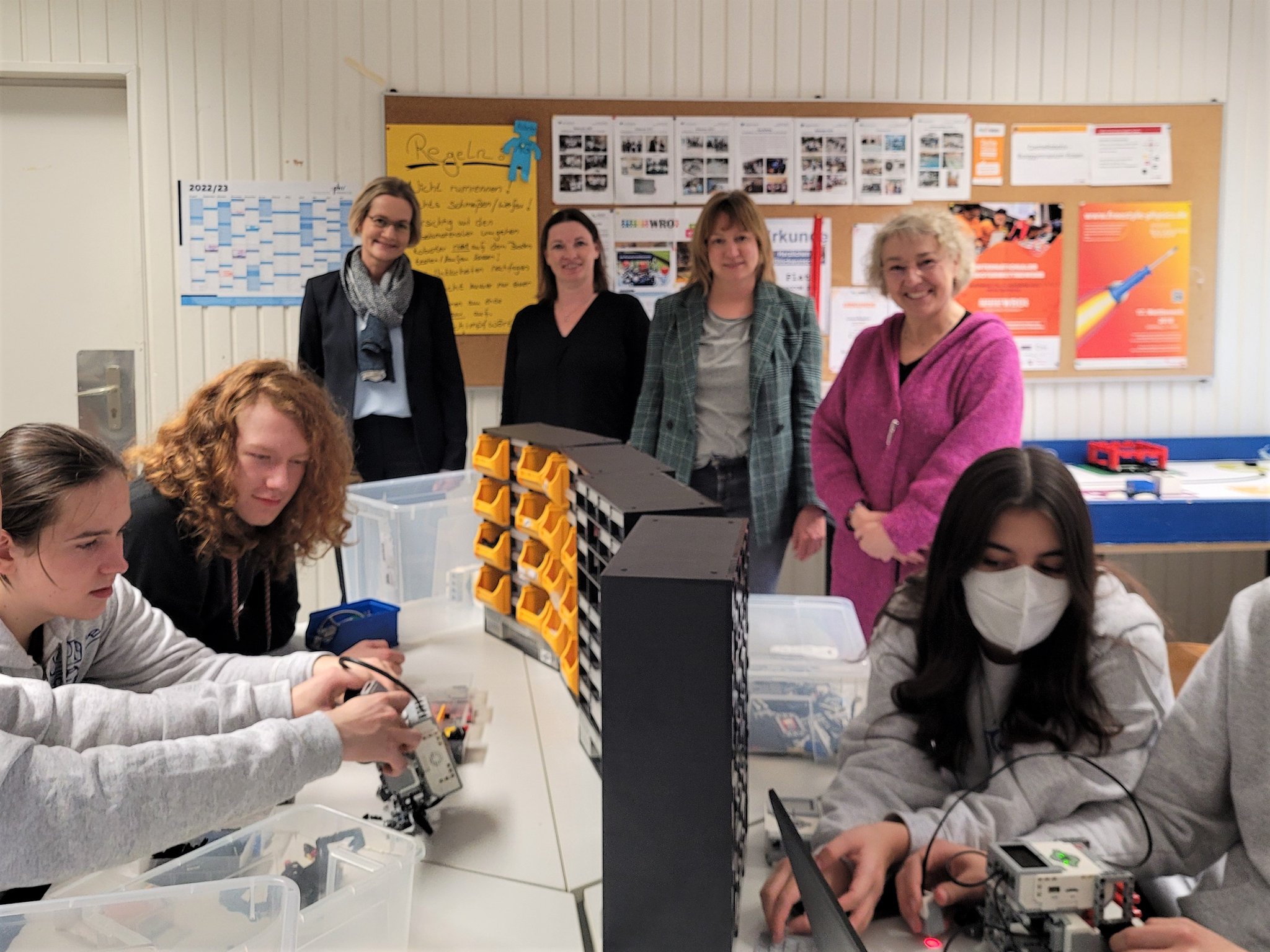v.l. Frau Reuen (Schulleiterin), Frau Bergandt, Frau Labitzke, Frau Hülsbusch (Leiterin der Roboter-AG) und Mitglieder der CastleRobotix