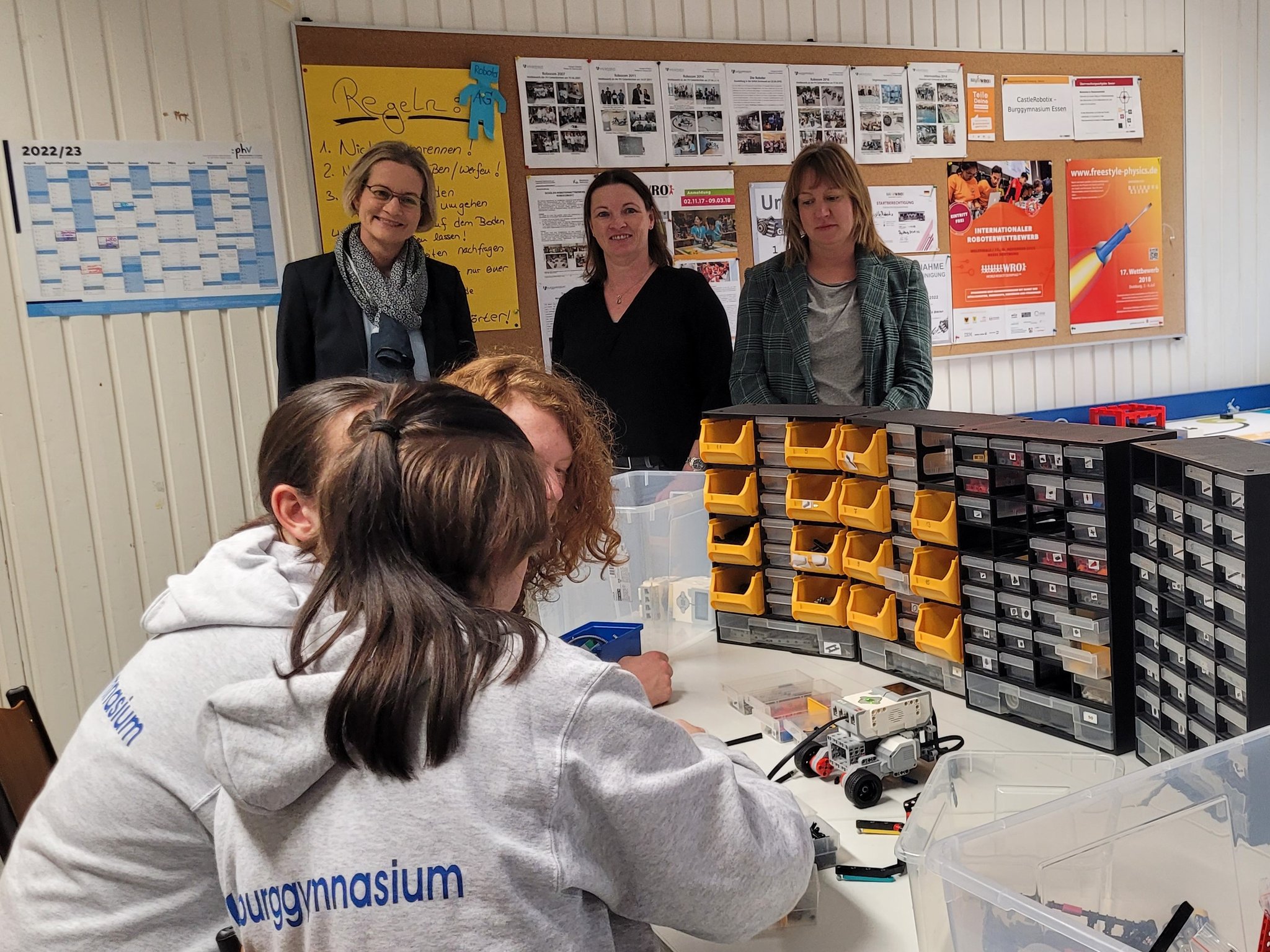 v.l. Frau Reuen (Schulleiterin), Frau Bergandt und Frau Labitzke