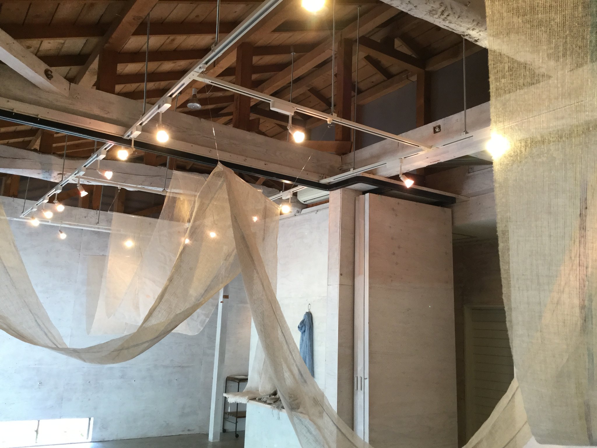 ▷素材：リネン生成り 染め材：藍他 技法：もじり織り（網もじり）