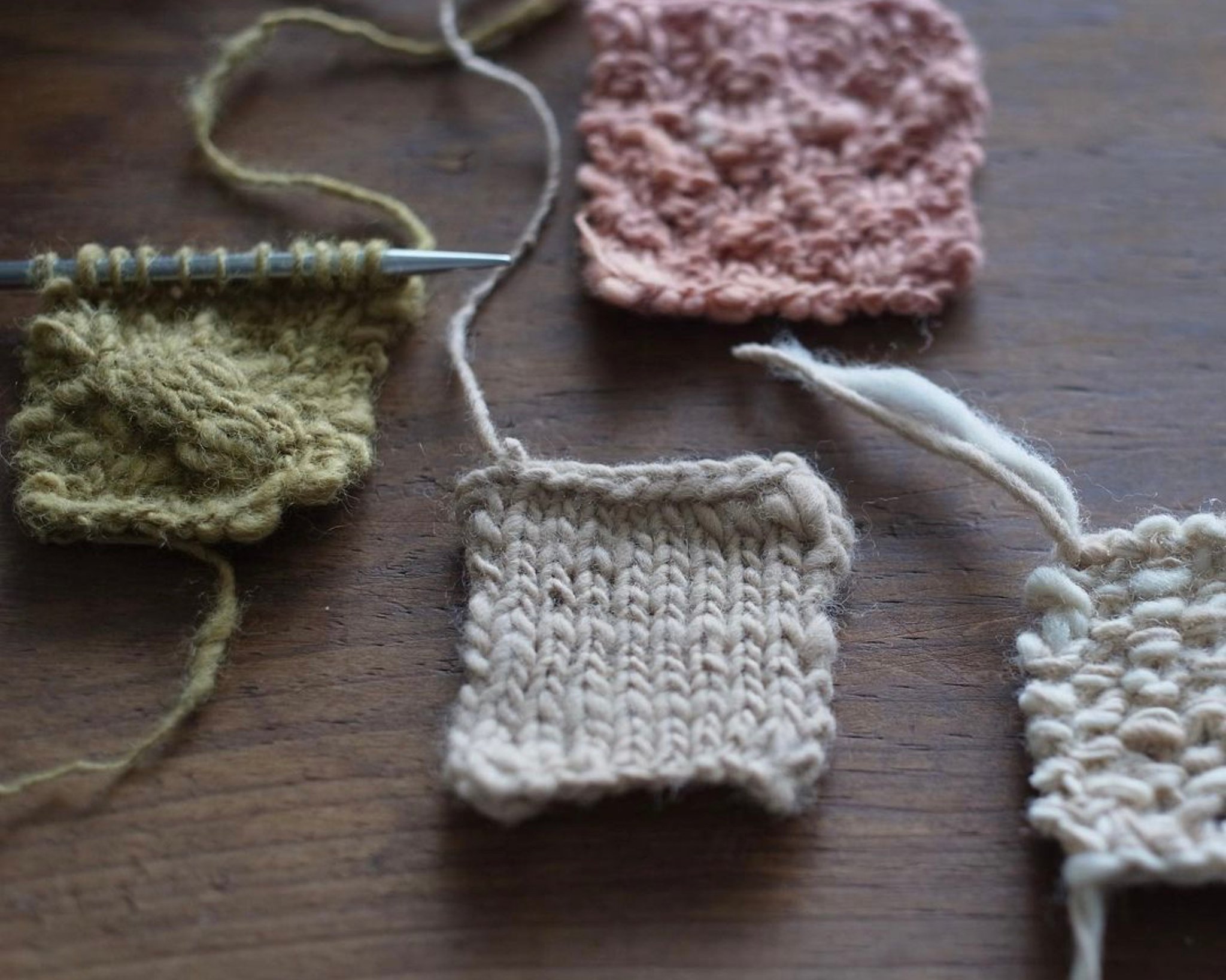 ▲ 優しい色合いに染めた植物染め手紡ぎ糸で試し編み