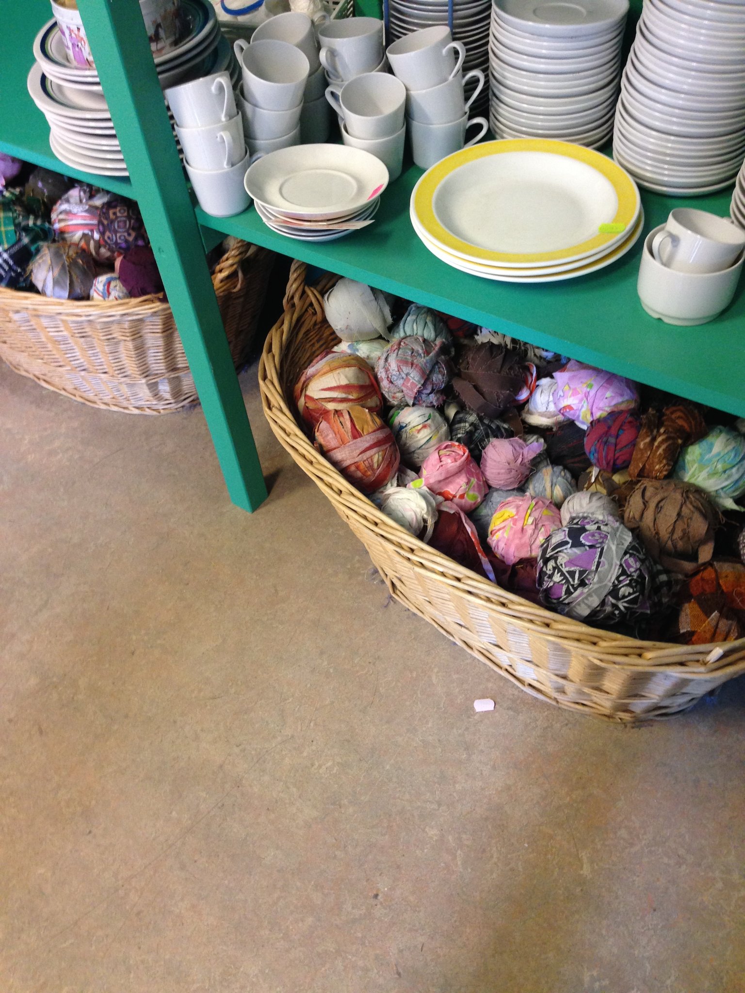 △裂布が並ぶ店内。（提供：佐野麻子さん）