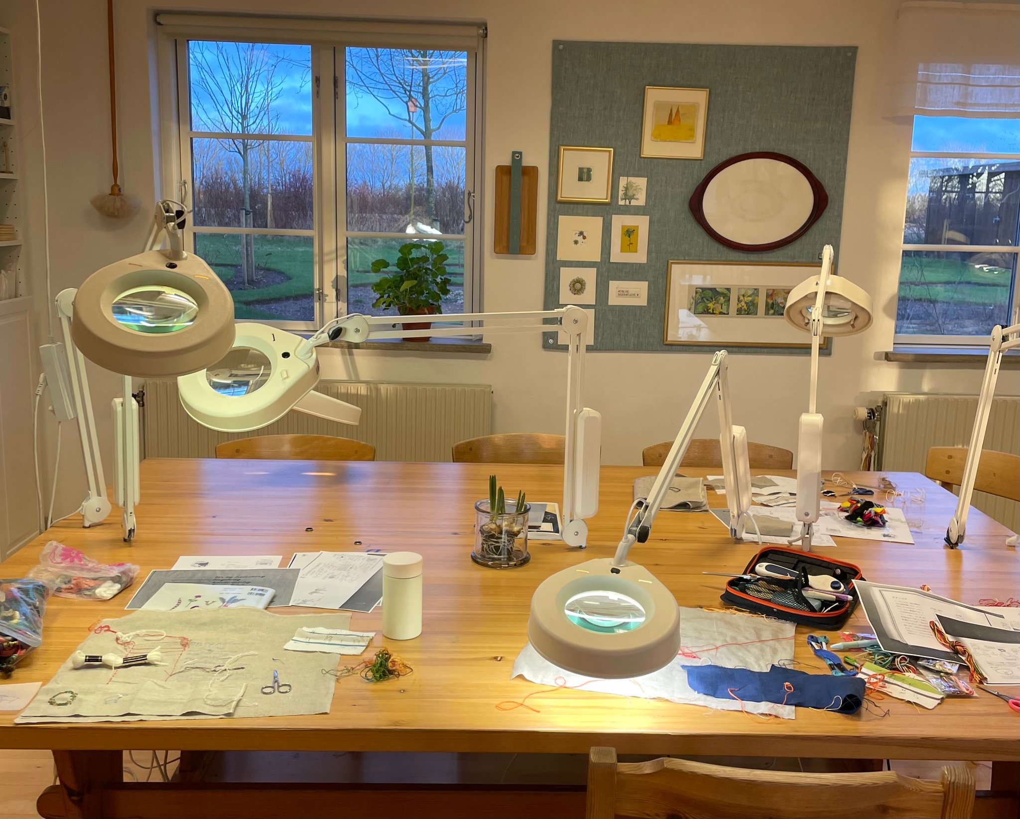 ▲各教室は⼿芸のための設備が整っています