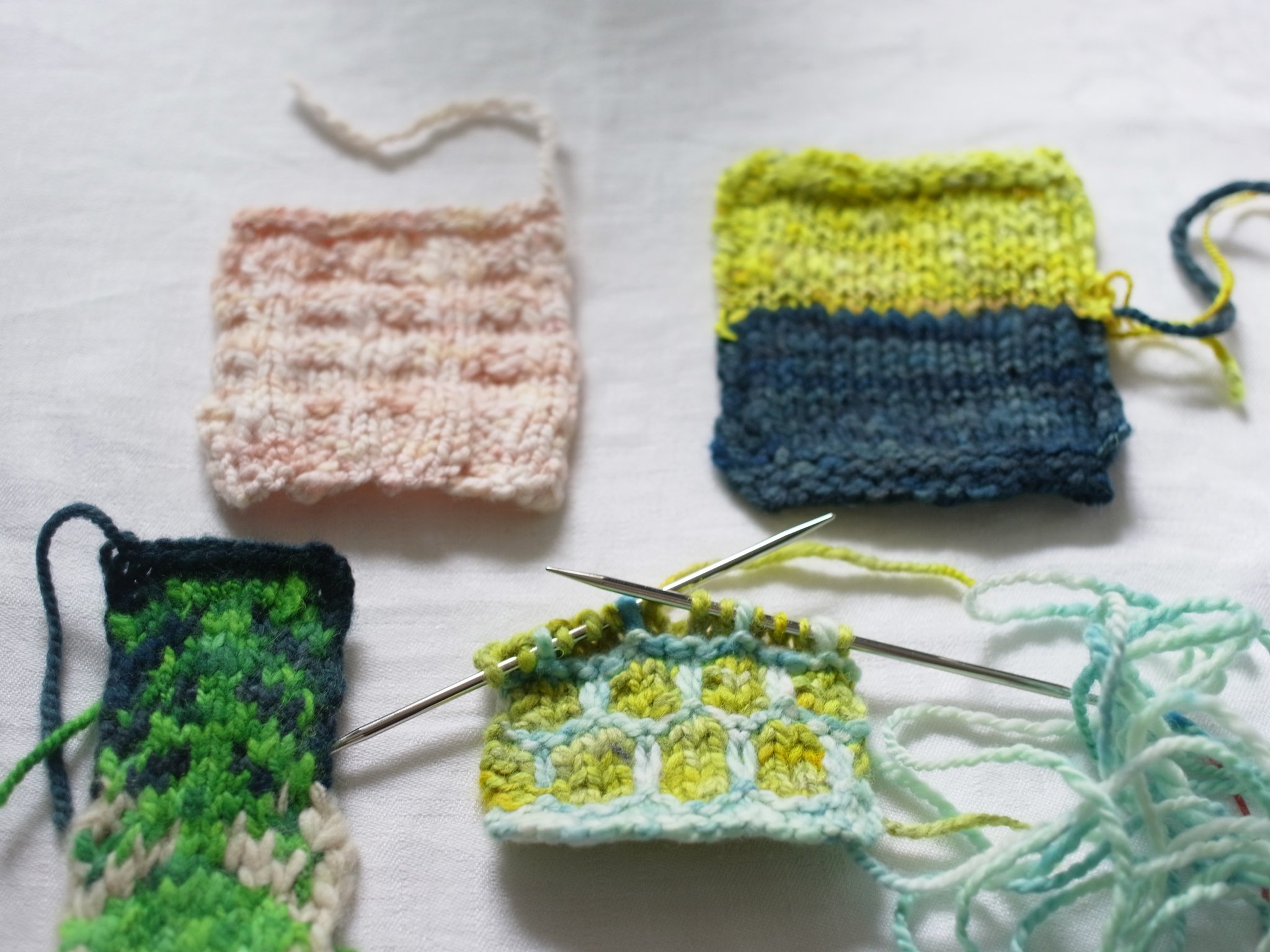 ▲キリッとした色合いに染めた化学染めの手紡ぎ糸で試し編み