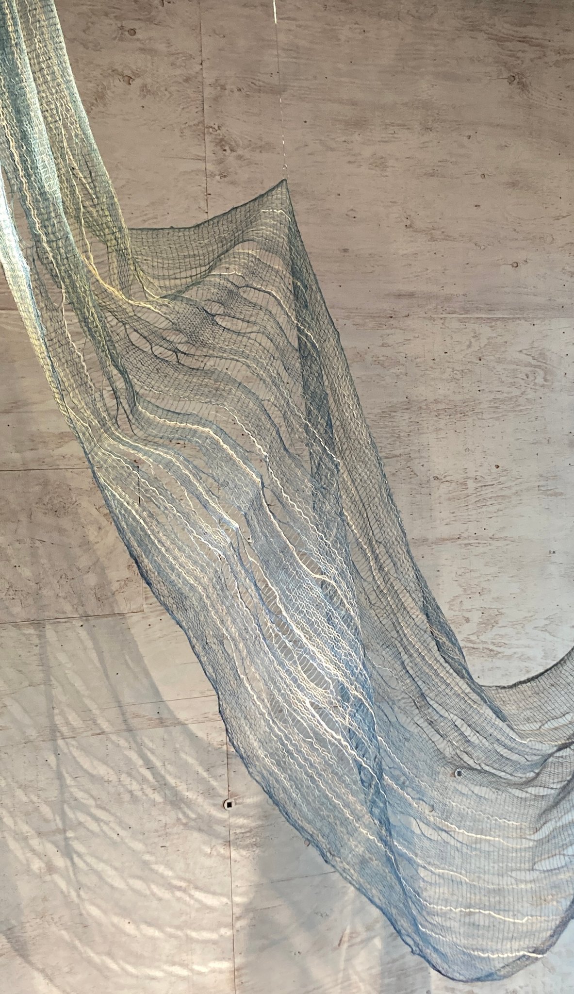 ▷素材:リネン 染め材:藍 技法:もじり織り（網もじり、筒もじり）