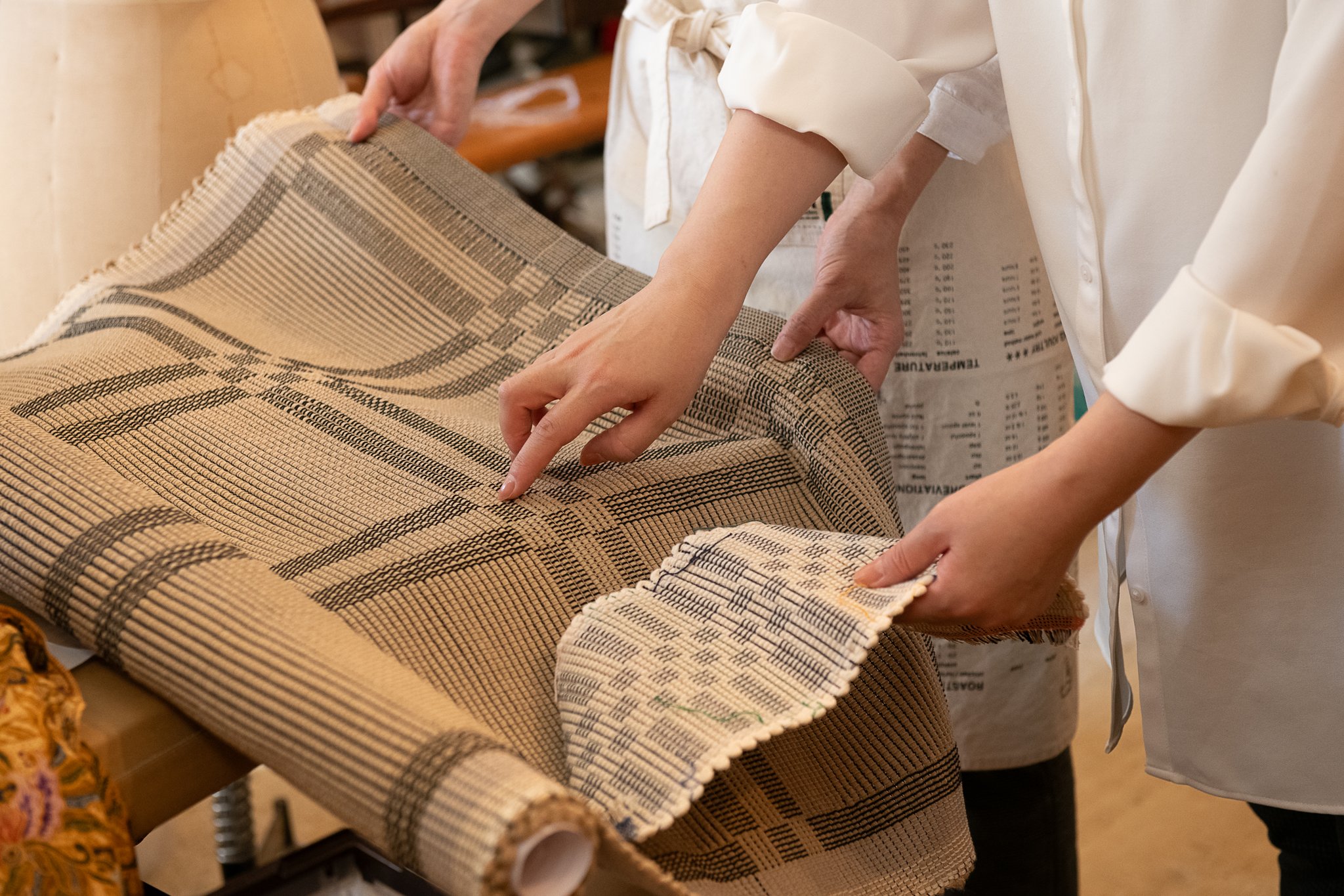 △テスト織りのデザインをチェックする講師の先生方