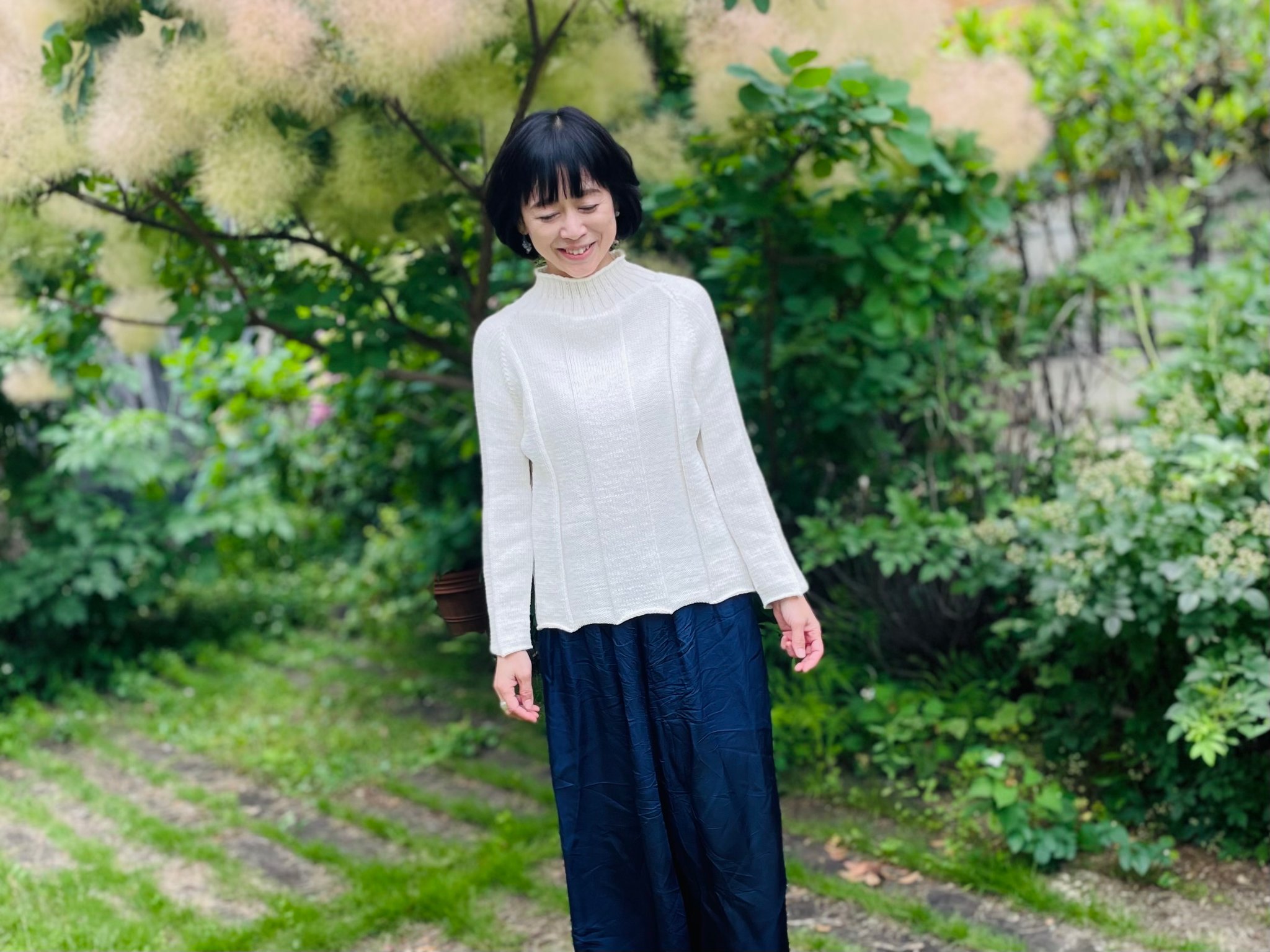 ▲２年前から編み物教室に通っている「シープメドウ」オリジナルのコットンセーター。できたてほやほや。