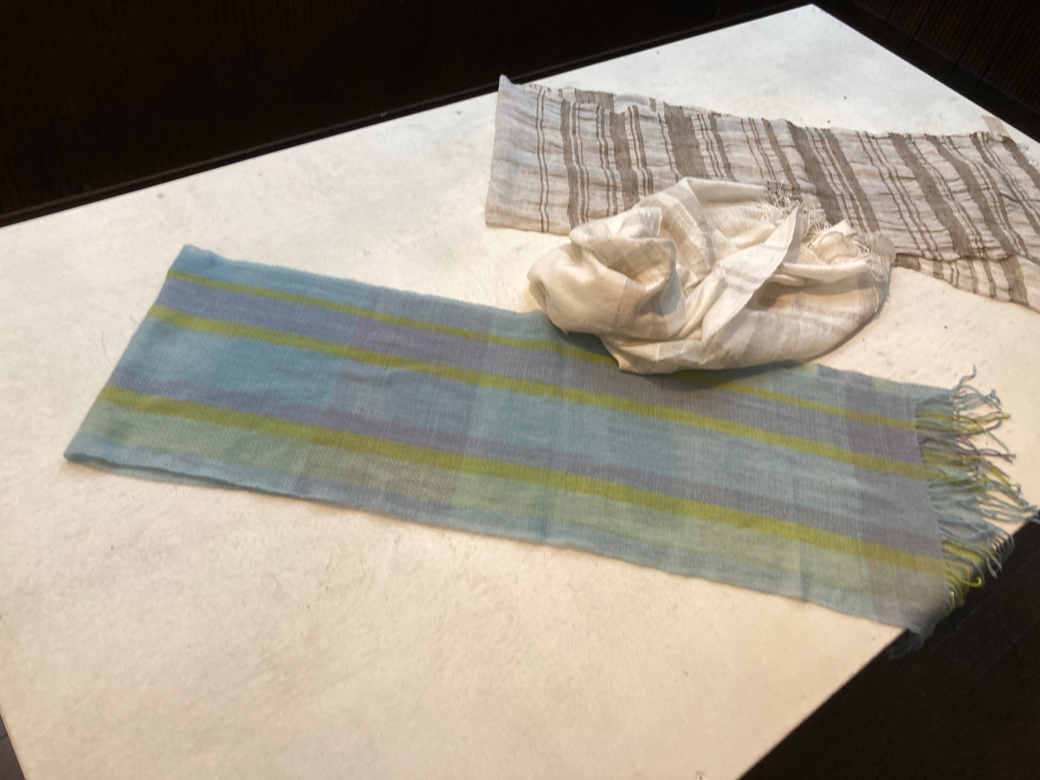 ▷手前　素材:カシミヤ　染め材:コチニール 藍 槐 / 真ん中　素材：カシミヤとリネン　/奥　素材：リネンとタッサーシルク　