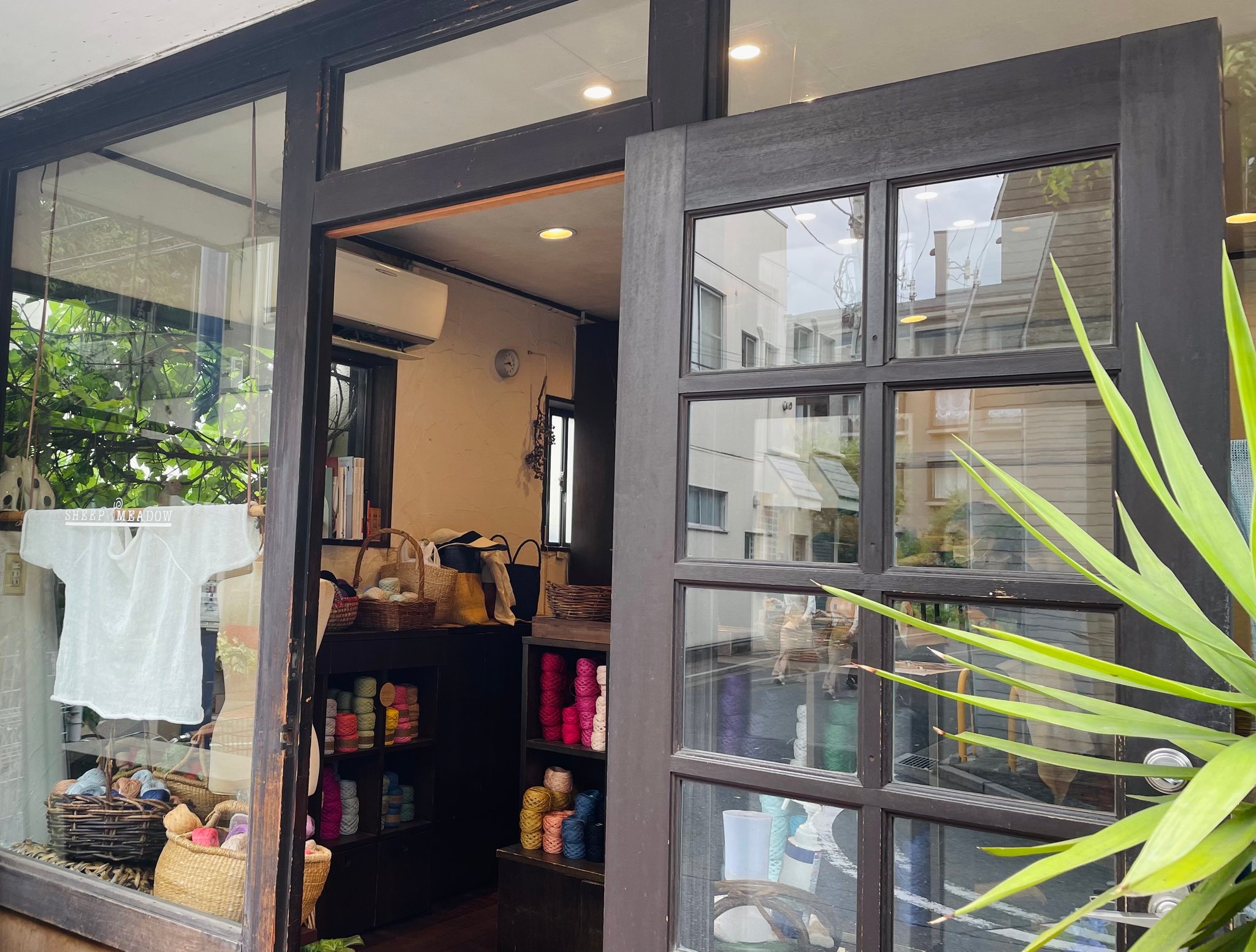 ▲吉祥寺大正通り沿いに面した入り口にディスプレイされた「シープメドウデザイン」のニット。通りすがりに足を止め、うっとり眺める人も多い。