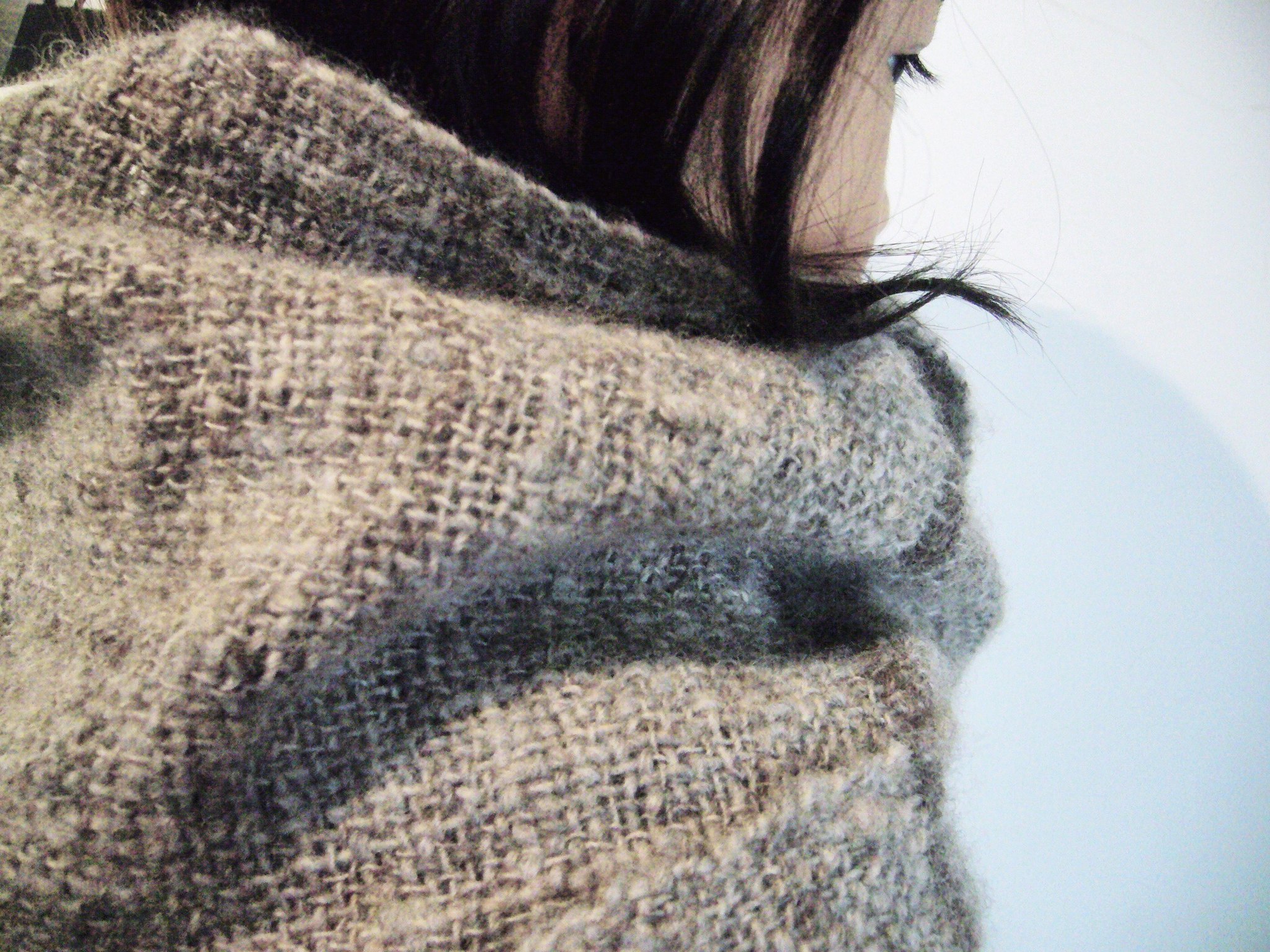 ▲娘の通園時の防寒に織ったコリデール単糸のストール