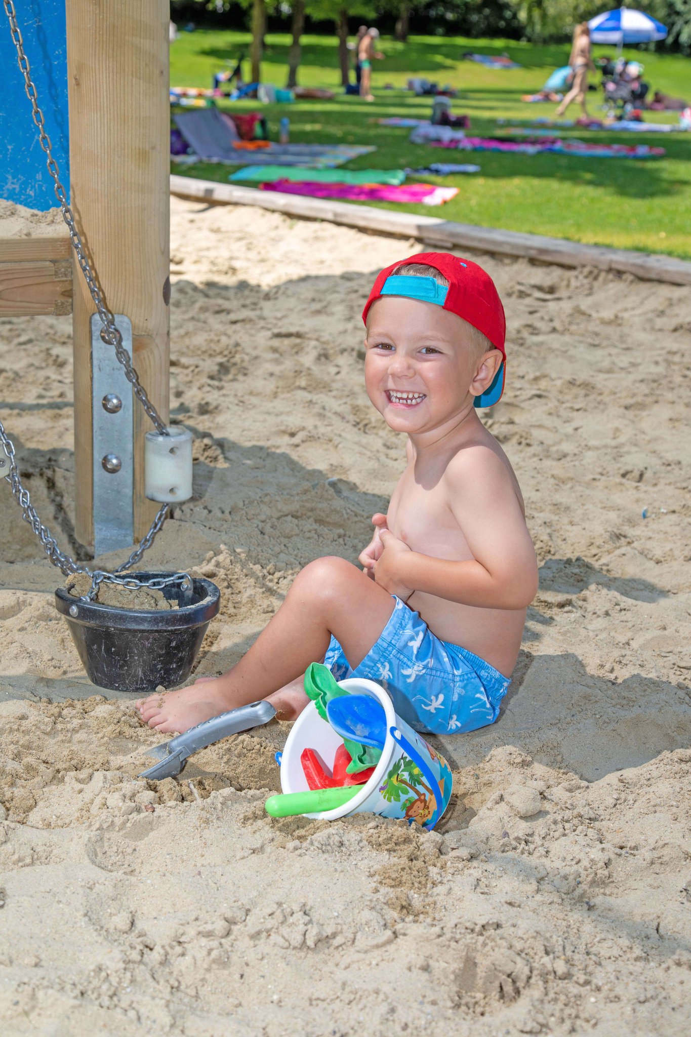 Sandkasten mit Sonnenschutzsegel