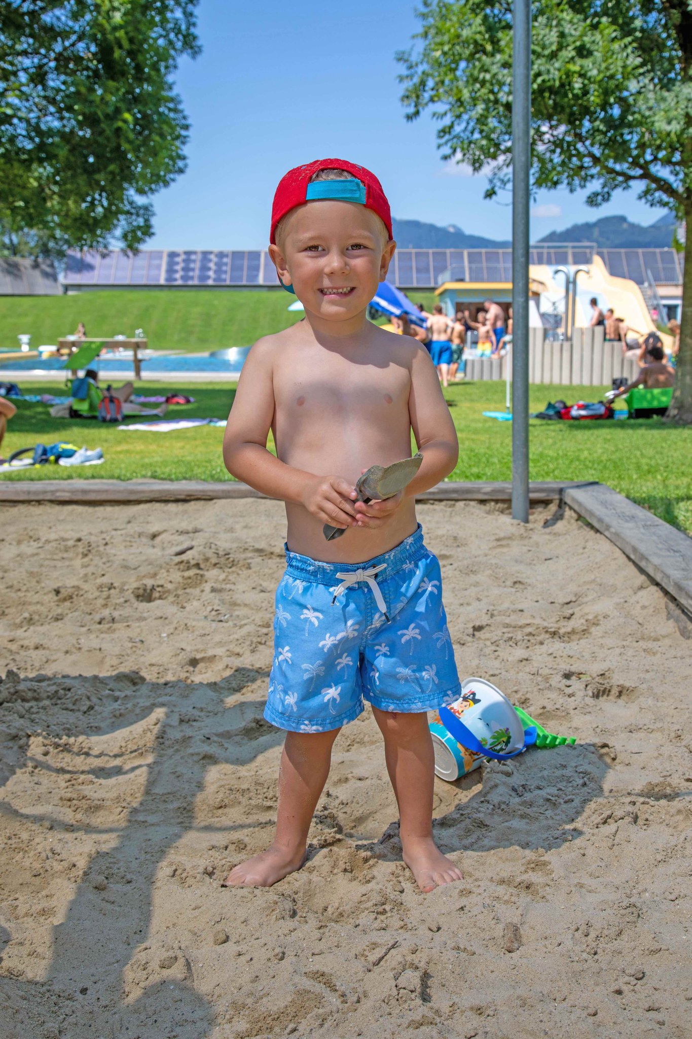Sandkasten mit Sonnenschutzsegel und Spielturm