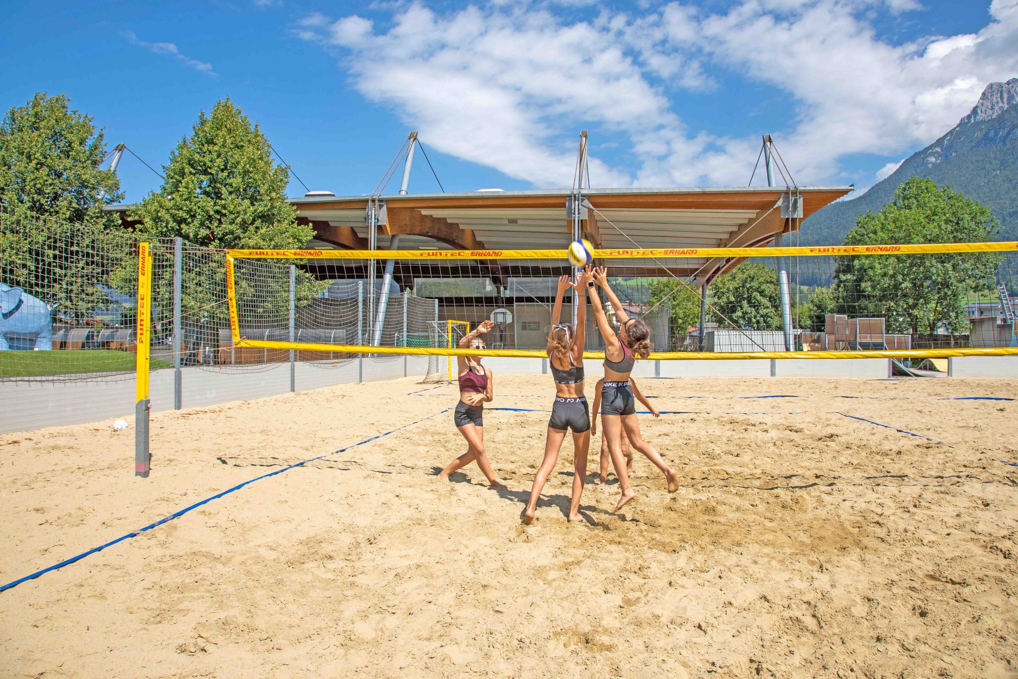 2 Beachvolleyballplätze und Beachsoccerplätze