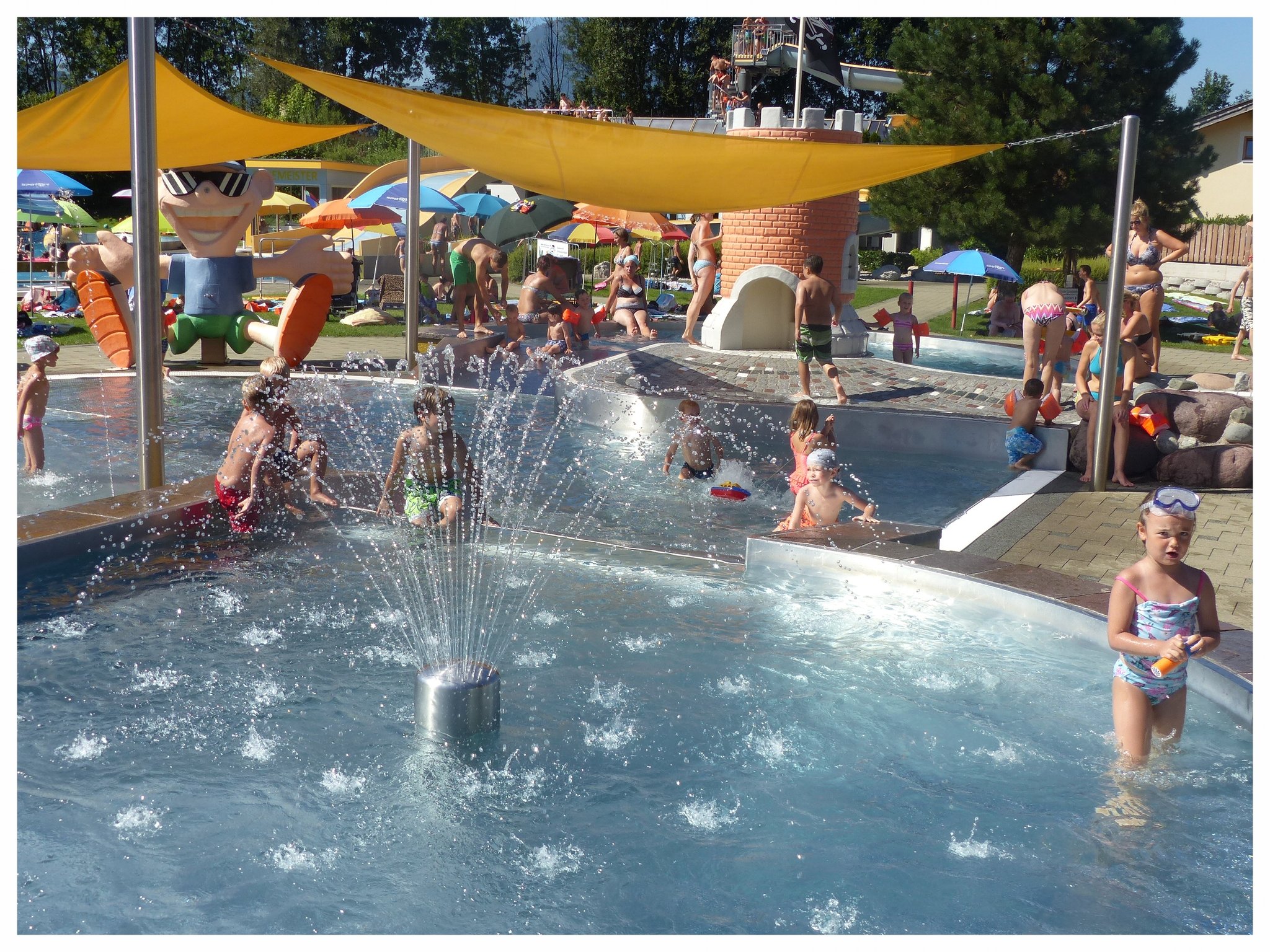Kinderbecken mit Sonnenschutzsegel , Spielturm, Rutschen und Wasserpilz