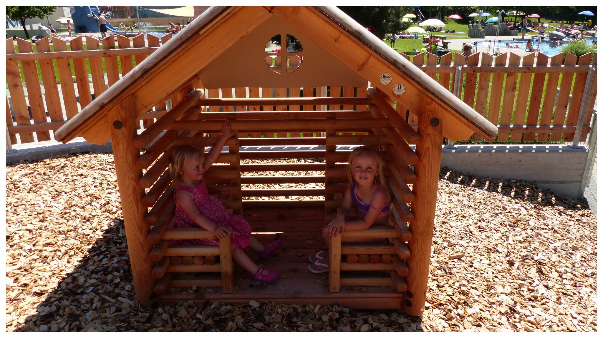 Spielhäuschen und Sandkasten